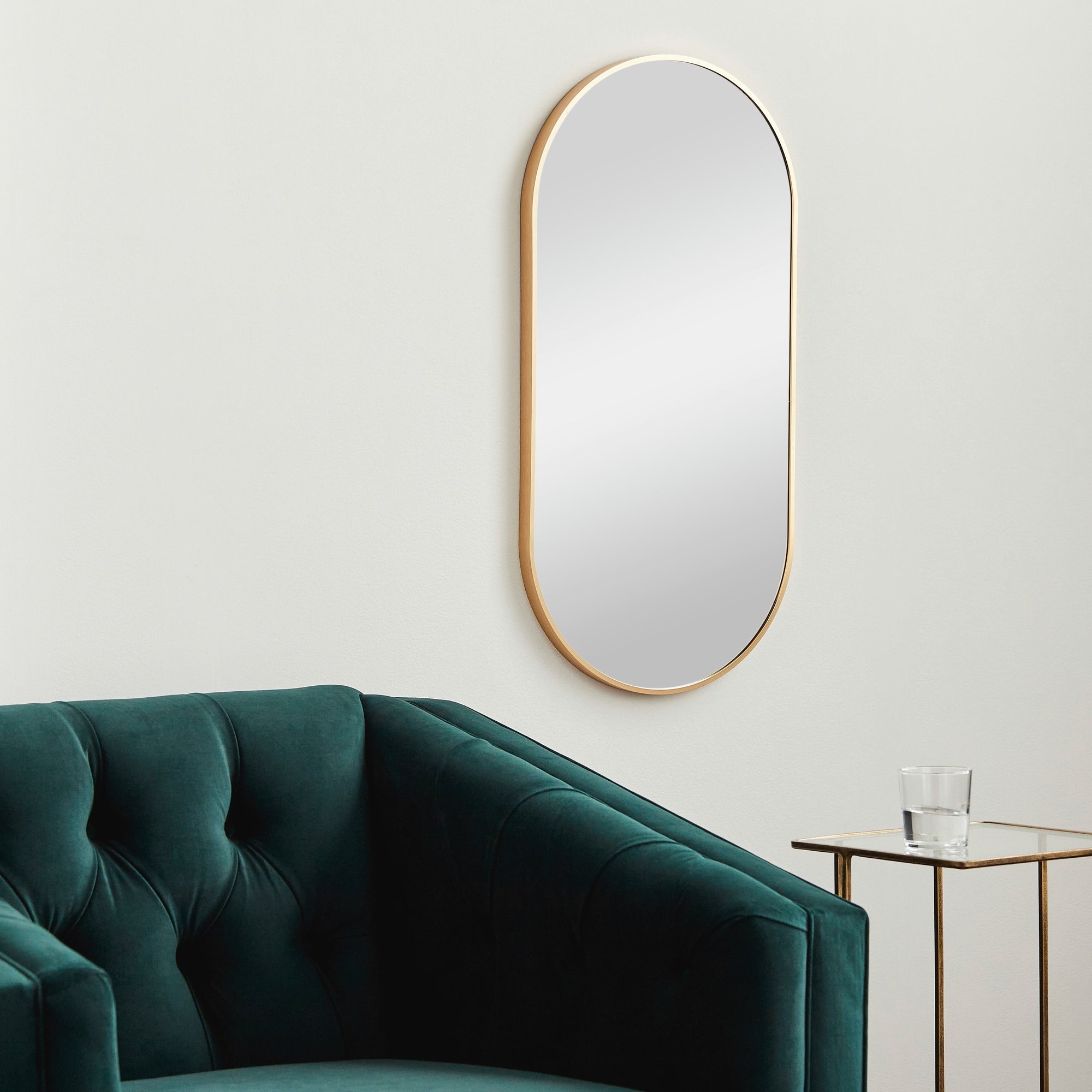 Miroir d'appoint ovale moderne en aluminium Livabliss Aranya en forme de pilule