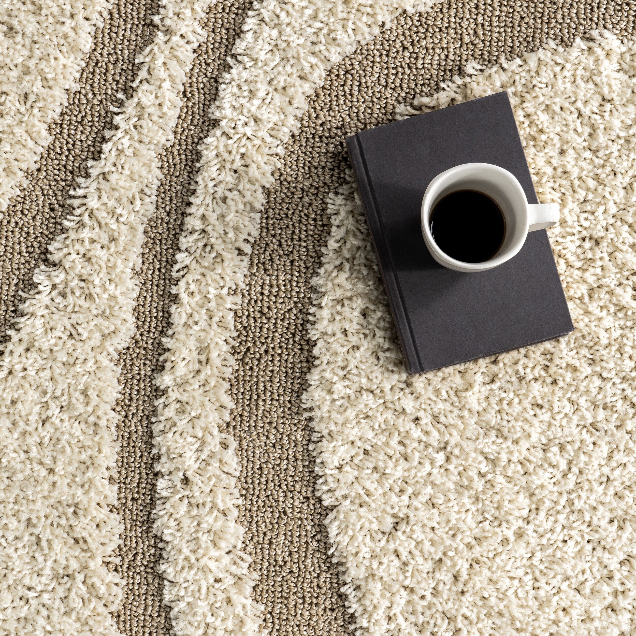 Tapis Shag contemporain Nuloom Krista à motifs tourbillonnants