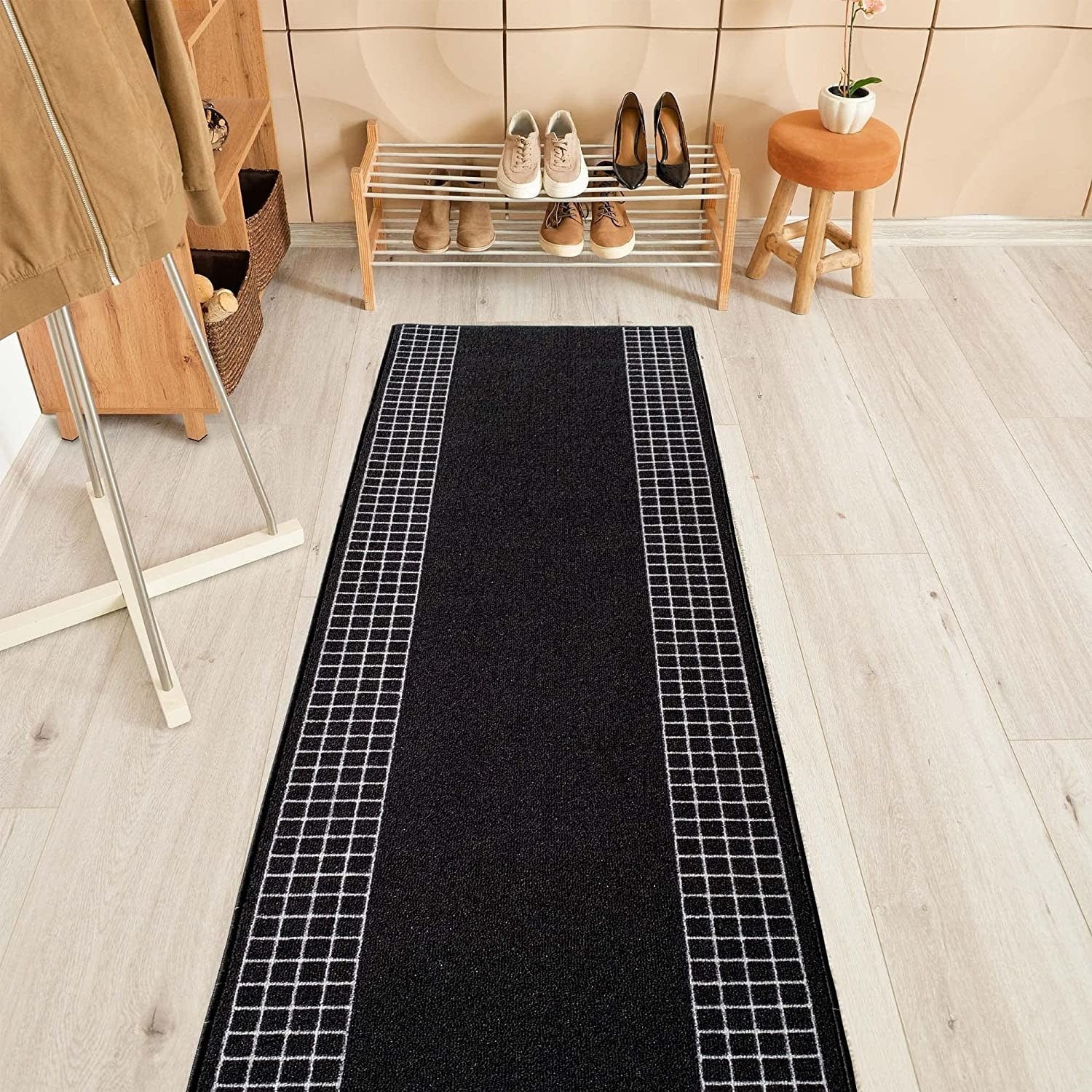 Tapis de couloir contemporain antidérapant à bordure à carreaux de 26 pouces de large