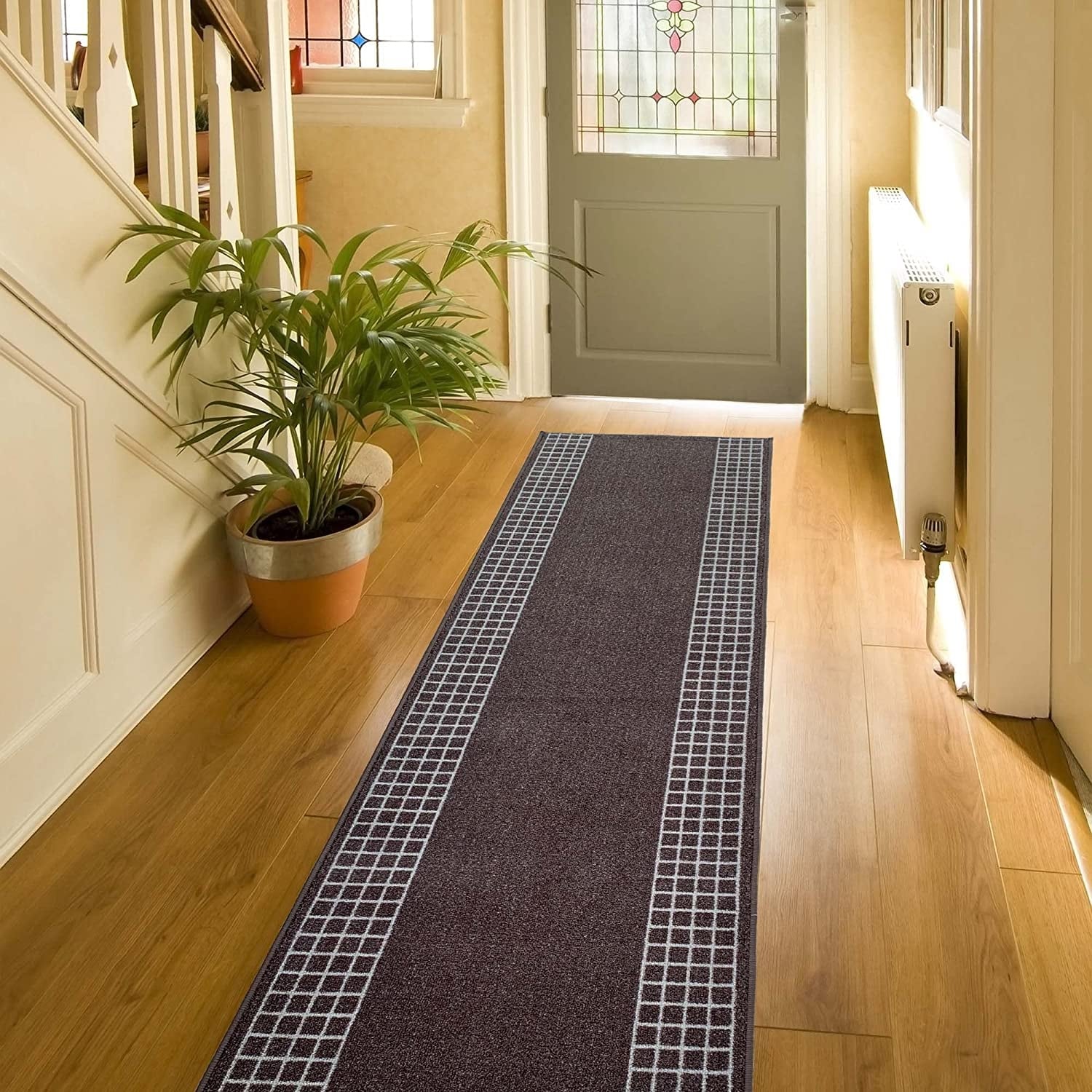 Tapis de couloir contemporain antidérapant à bordure à carreaux de 26 pouces de large