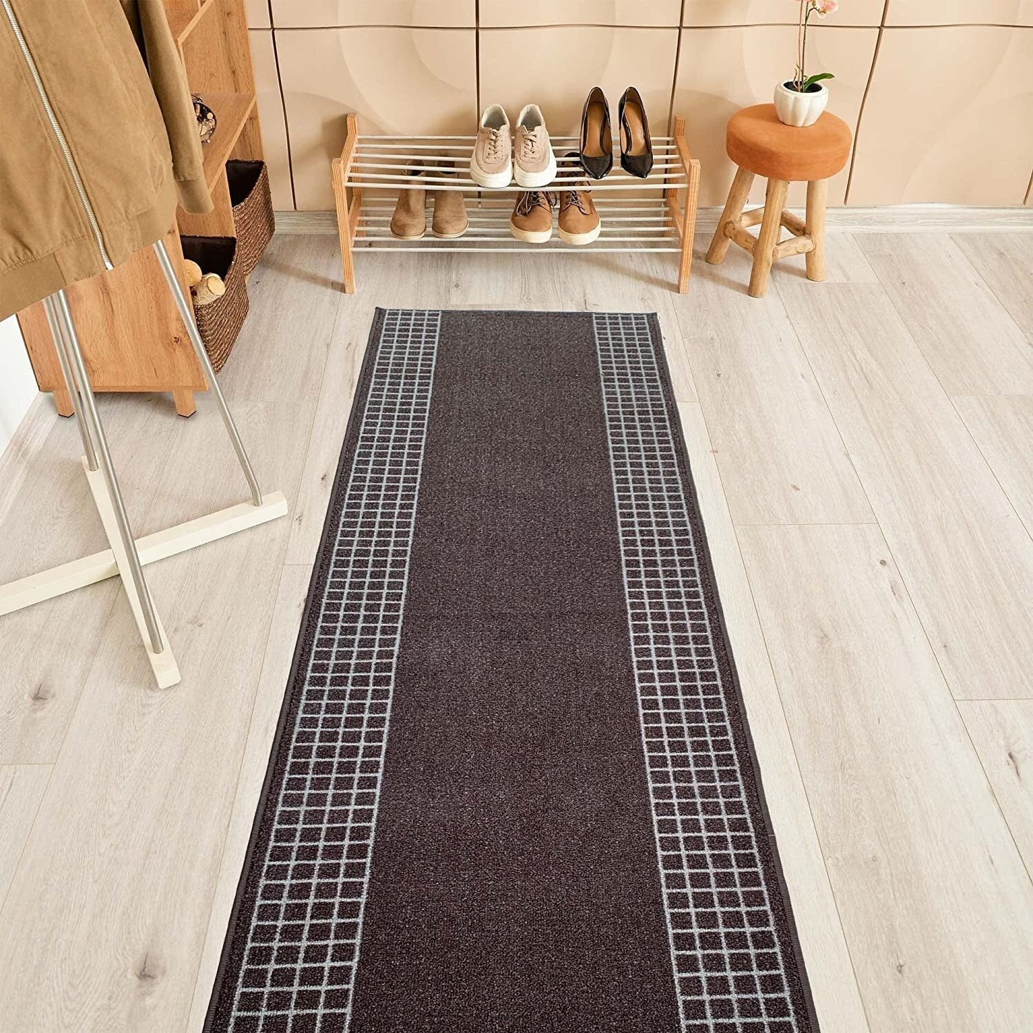 Tapis de couloir contemporain antidérapant à bordure à carreaux de 26 pouces de large