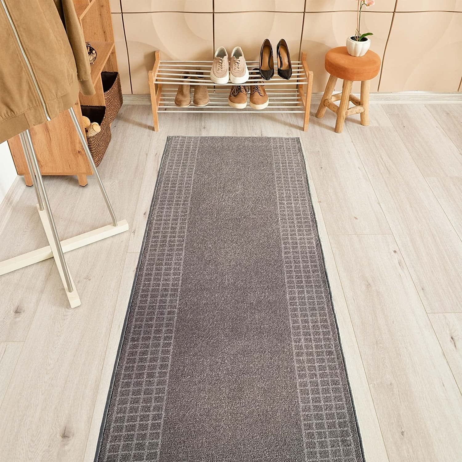 Tapis de couloir contemporain antidérapant à bordure à carreaux de 26 pouces de large