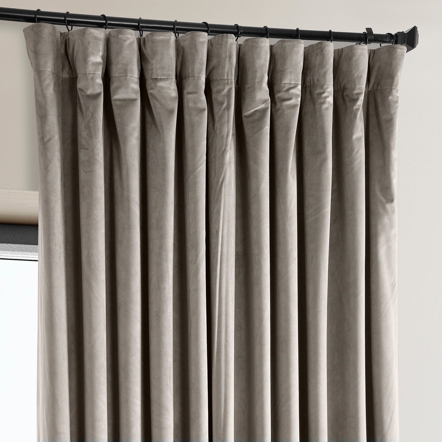 Rideaux occultants en velours moelleux Signature Exclusive Fabrics pour hôtel (1 panneau) - Draperie douce et luxueuse pour un contrôle de la lumière et une élégance optimale