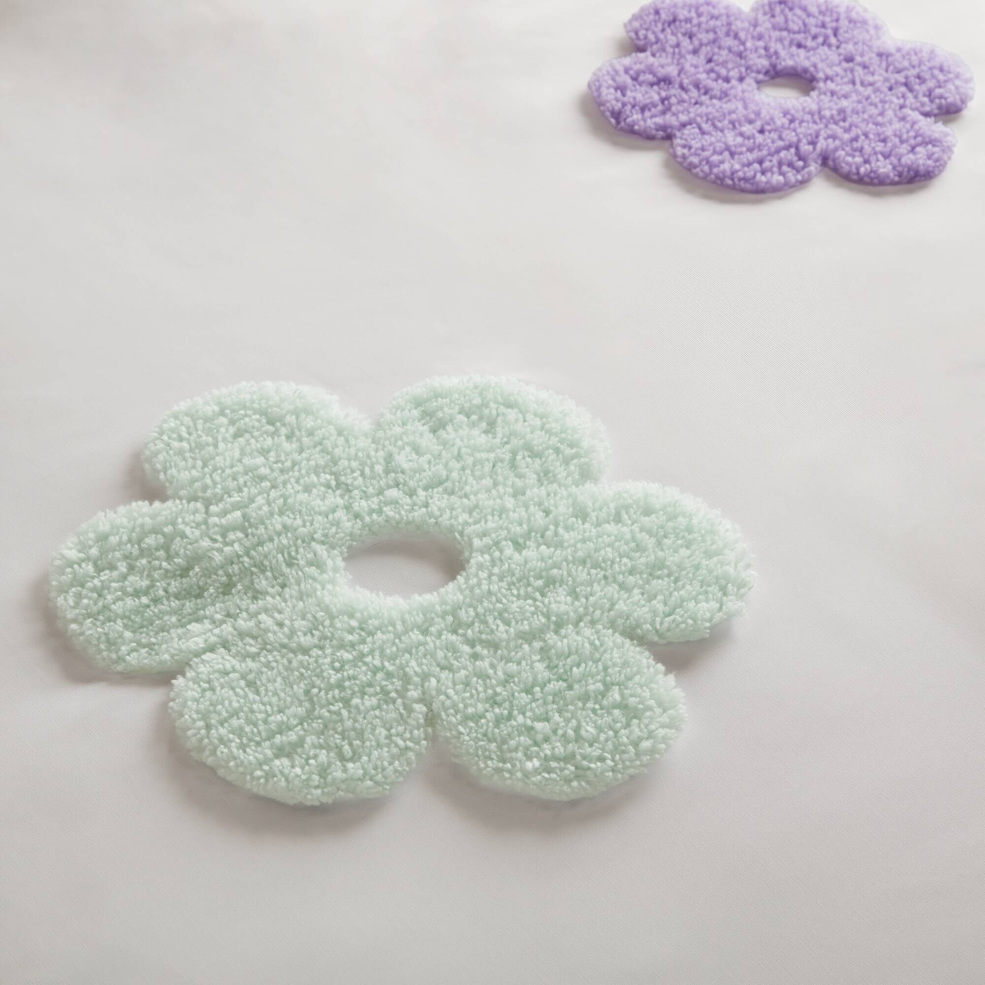 Parure de lit réversible en chenille touffetée à motif floral Madeline pour enfants au design intelligent