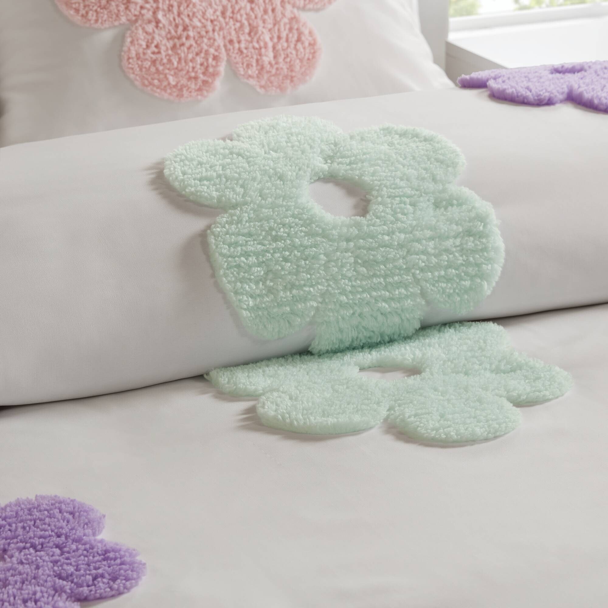 Parure de lit réversible en chenille touffetée à motif floral Madeline pour enfants au design intelligent