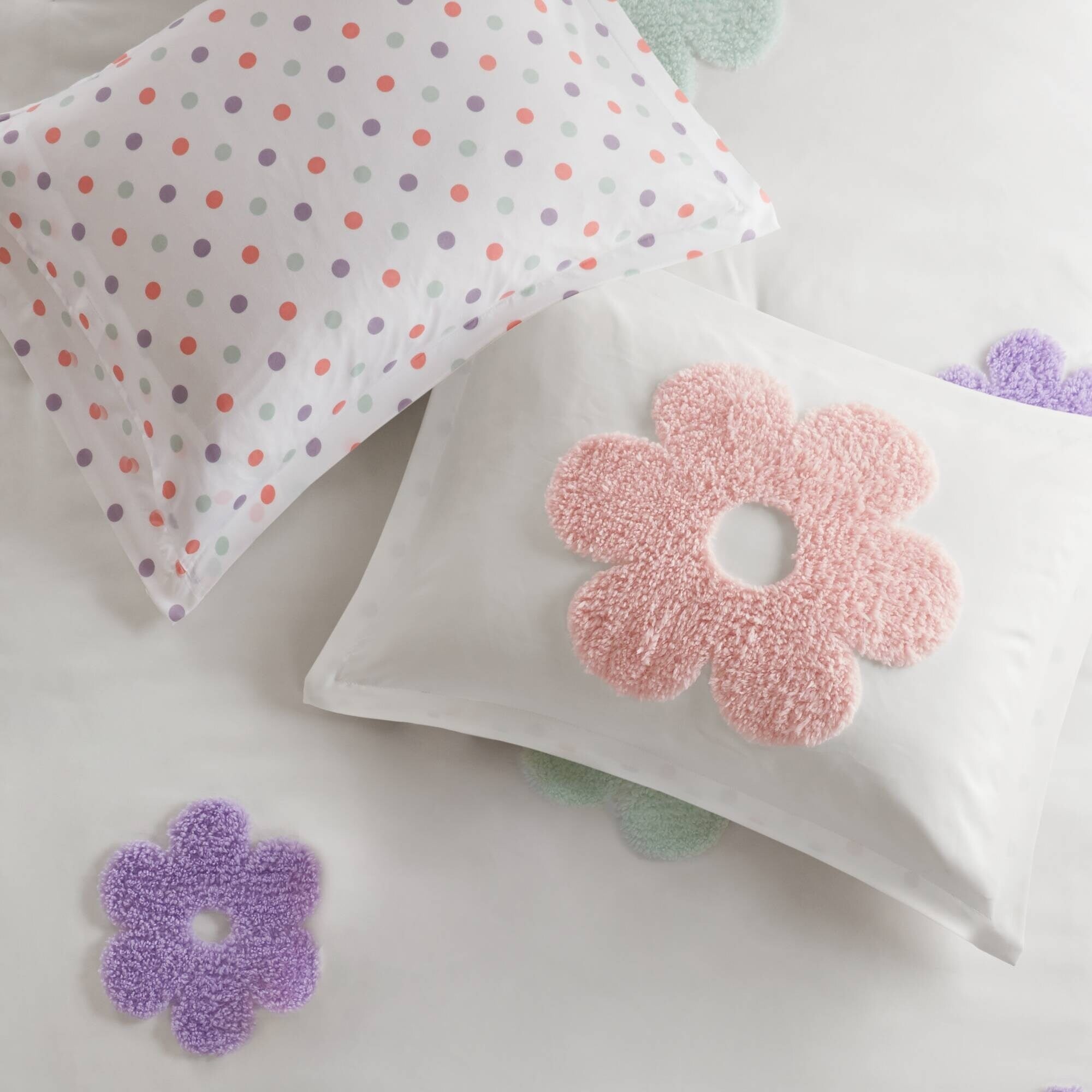 Parure de lit réversible en chenille touffetée à motif floral Madeline pour enfants au design intelligent