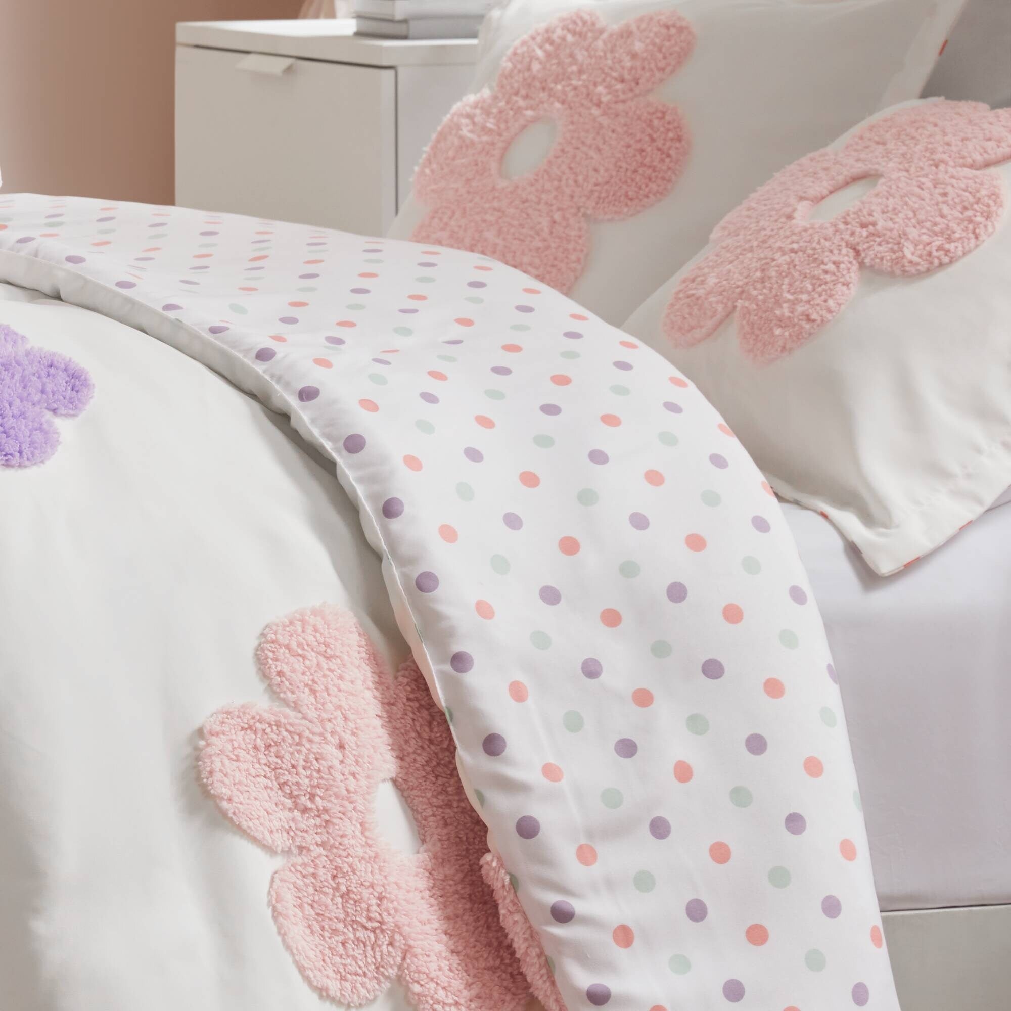 Parure de lit réversible en chenille touffetée à motif floral Madeline pour enfants au design intelligent
