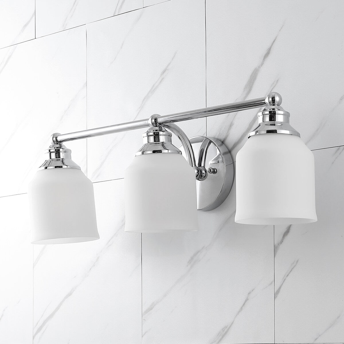 Applique murale à LED Jayne en fer et verre dépoli, style cottage de ferme, par JONATHAN Y