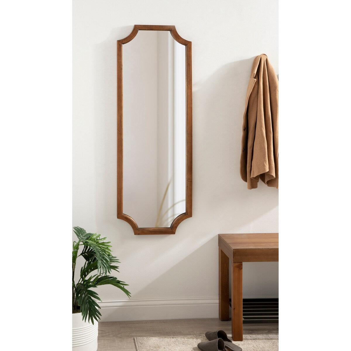 Miroir encadré en bois festonné Kate et Laurel Hogan