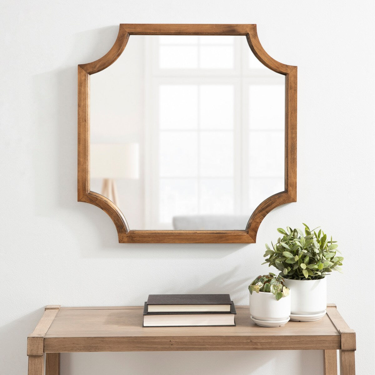 Miroir encadré en bois festonné Kate et Laurel Hogan