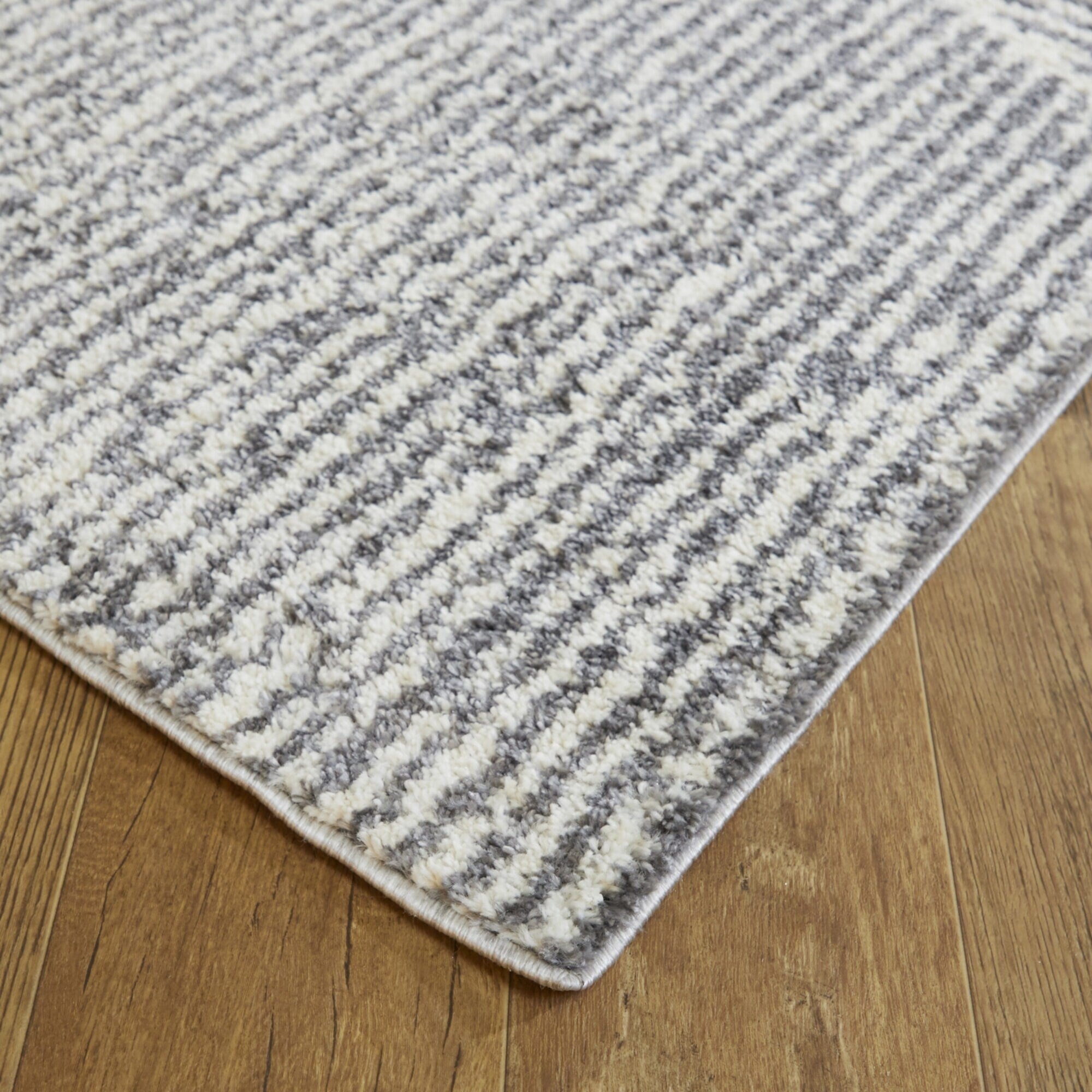 Tapis moderne à rayures variées Larsen