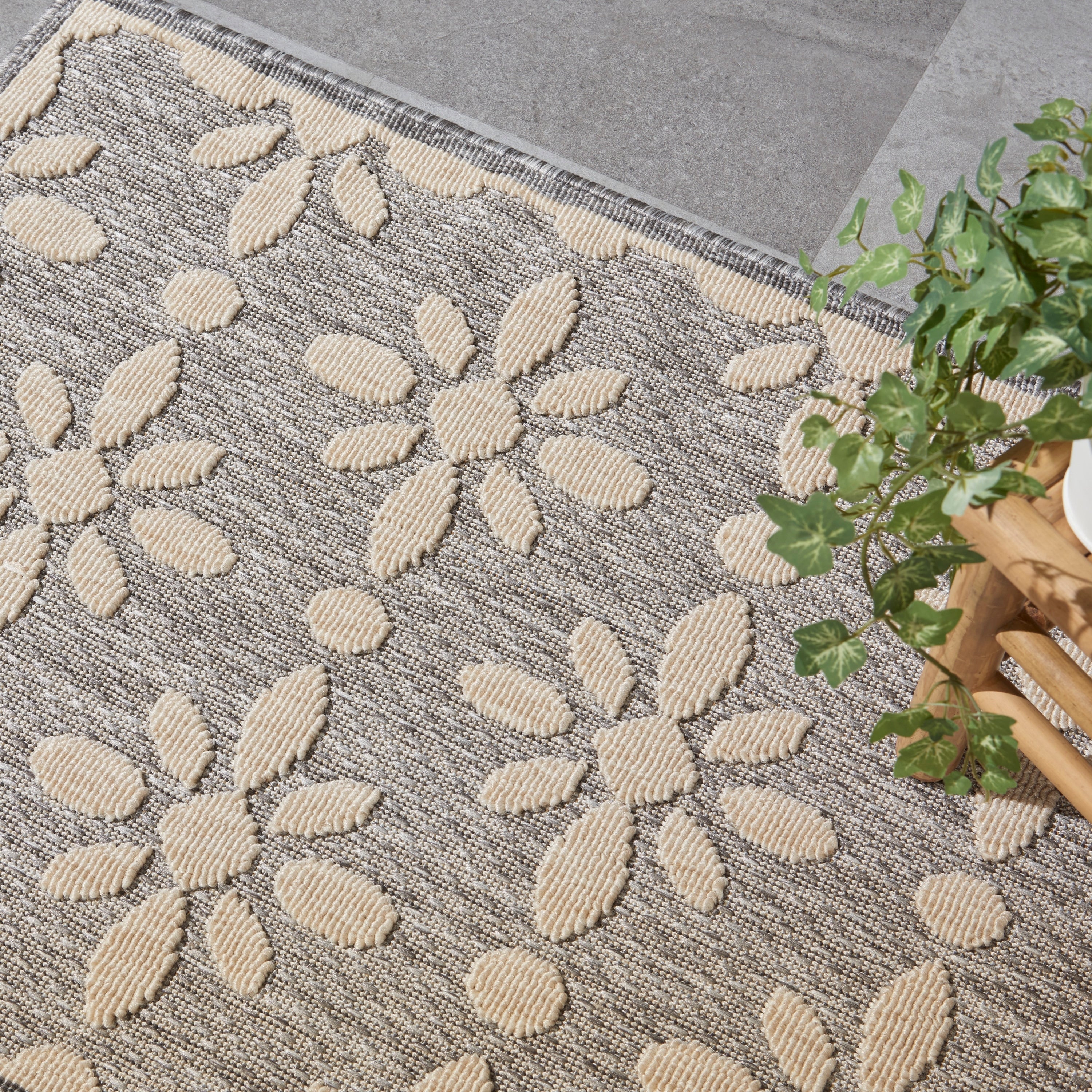 Tapis d'intérieur et d'extérieur géométrique moderne à motif floral et haut-bas Nourison Palamos