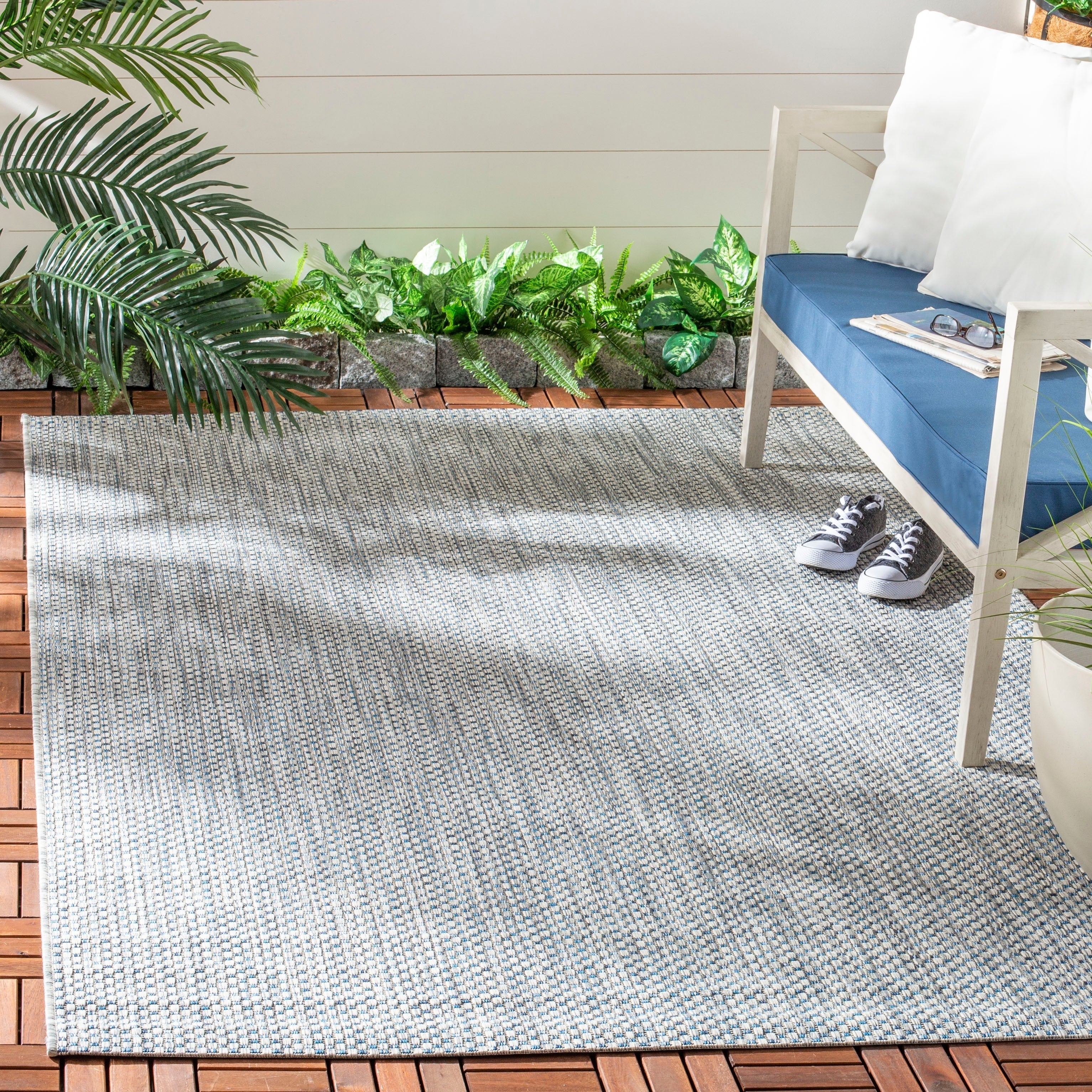 Tapis de jardin imperméable pour intérieur/extérieur SAFAVIEH Courtyard Begajeta.