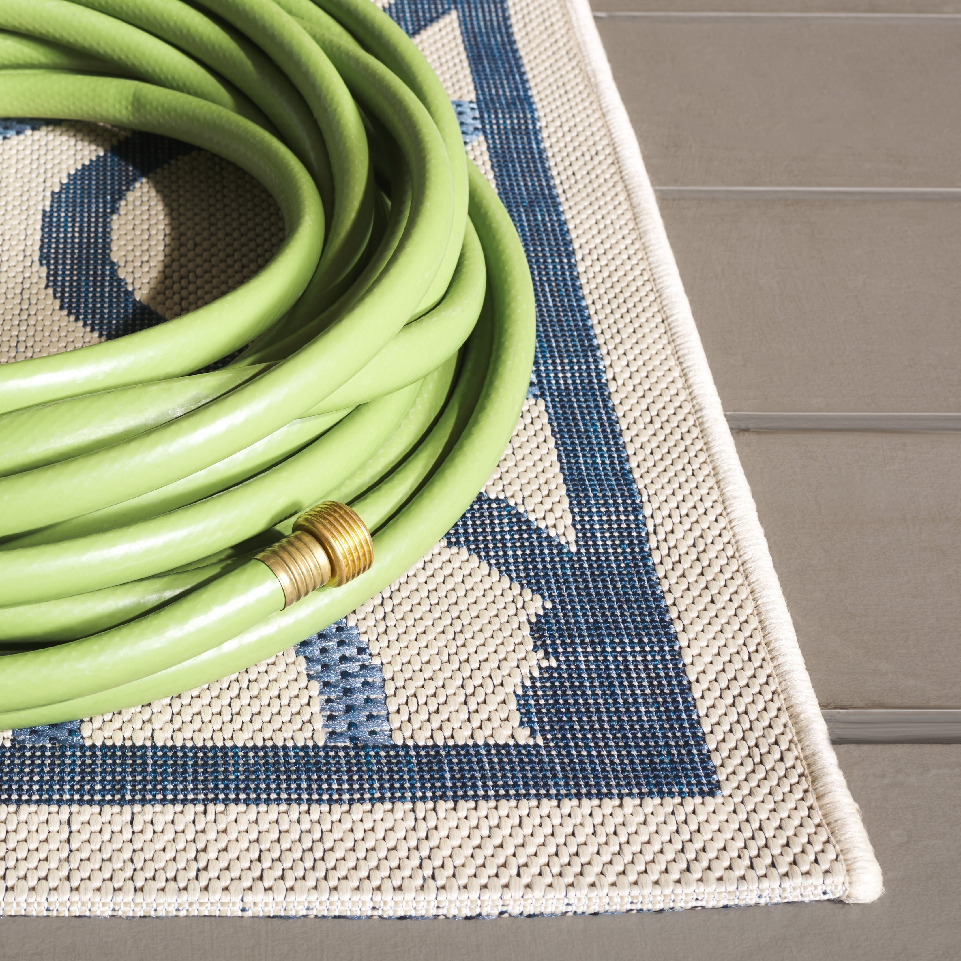 Tapis de jardin imperméable pour intérieur/extérieur SAFAVIEH Courtyard Oyvor