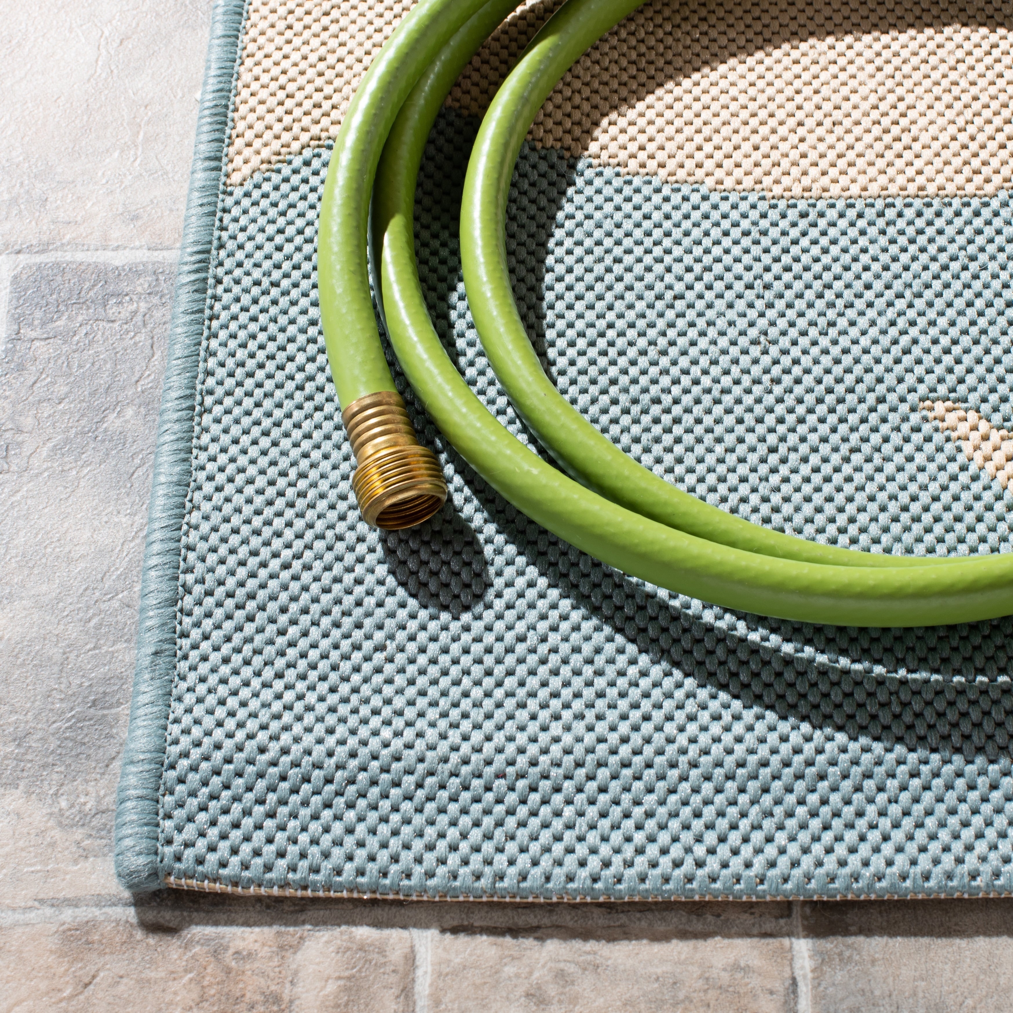 Tapis de jardin imperméable pour intérieur/extérieur SAFAVIEH Courtyard Ragne