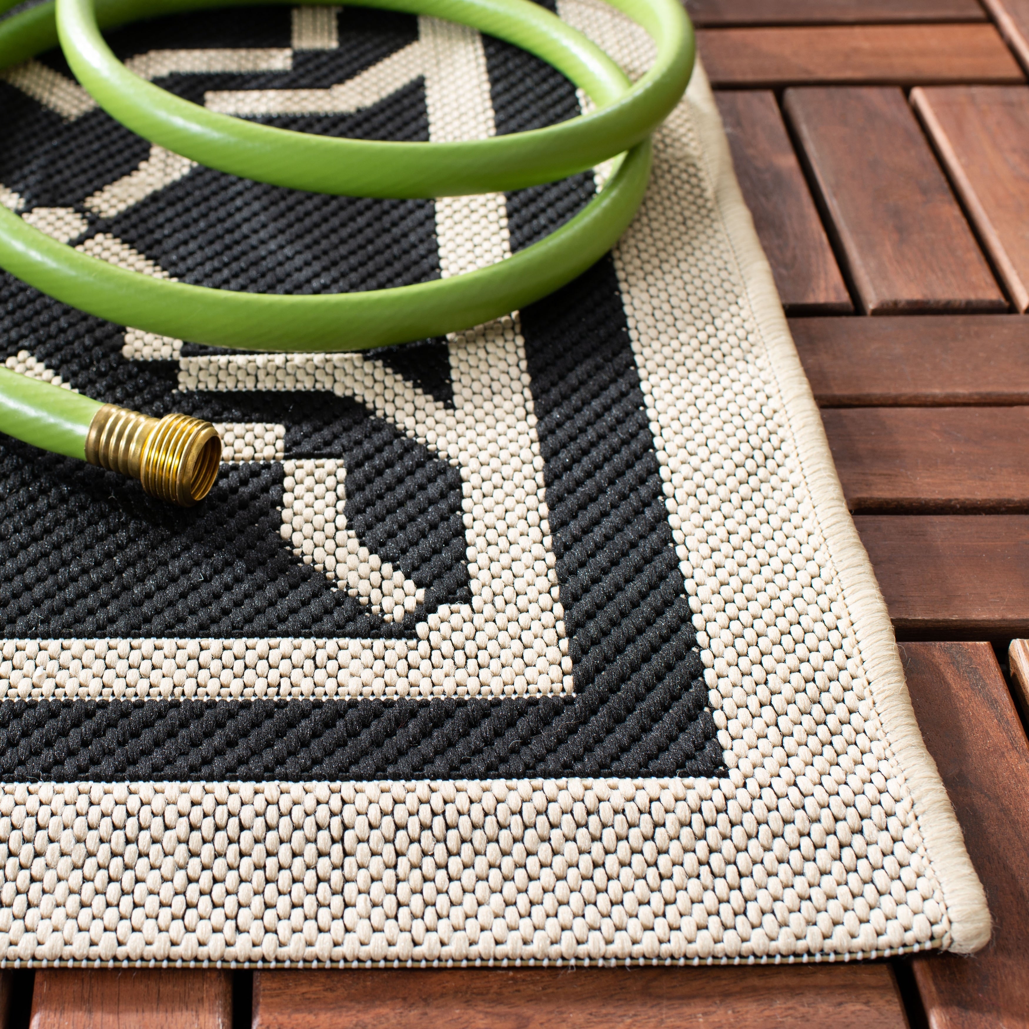 Tapis de jardin imperméable d'intérieur/extérieur SAFAVIEH Courtyard Thomasina