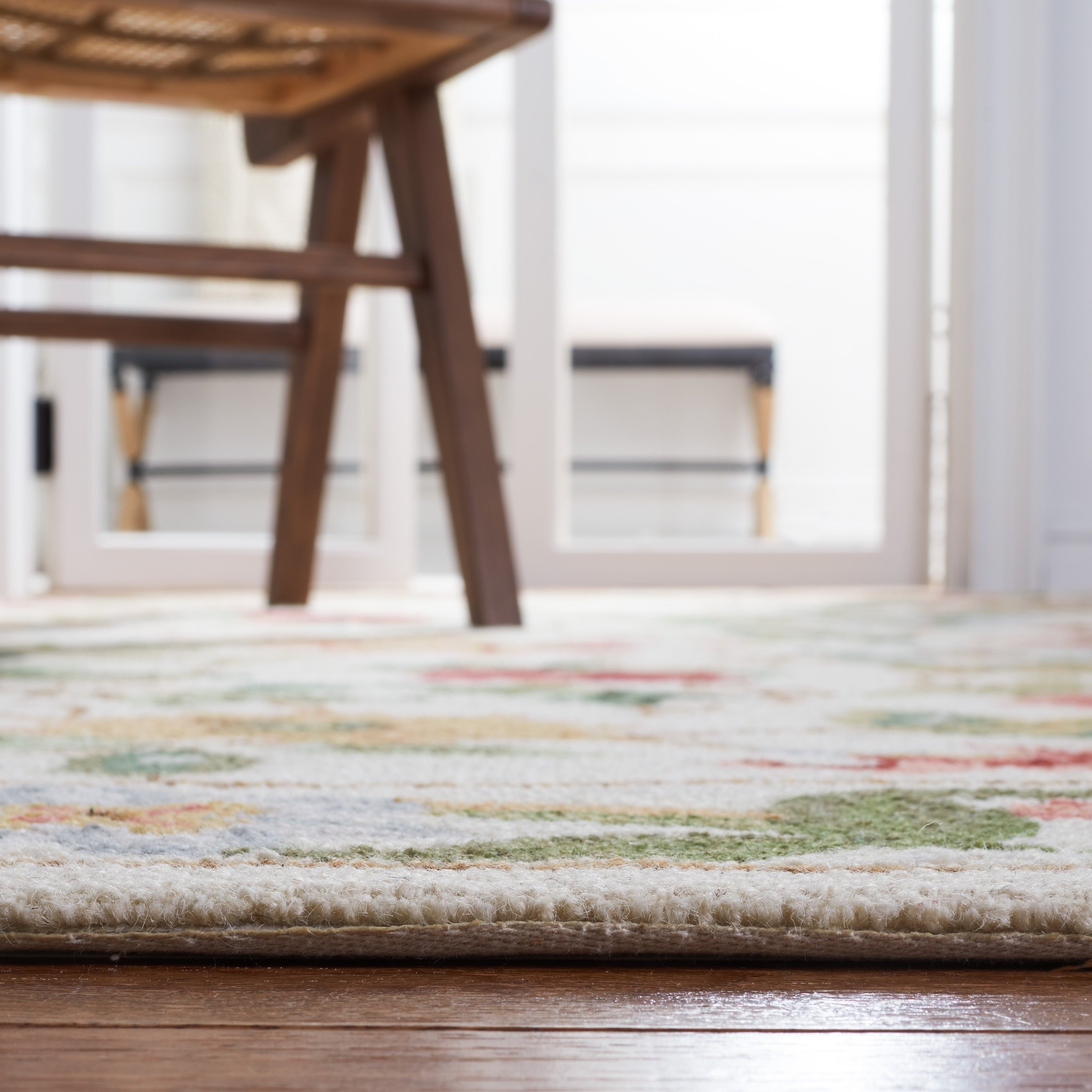 Tapis en laine floral Chelsea Yauhenia fait main SAFAVIEH de style campagnard français
