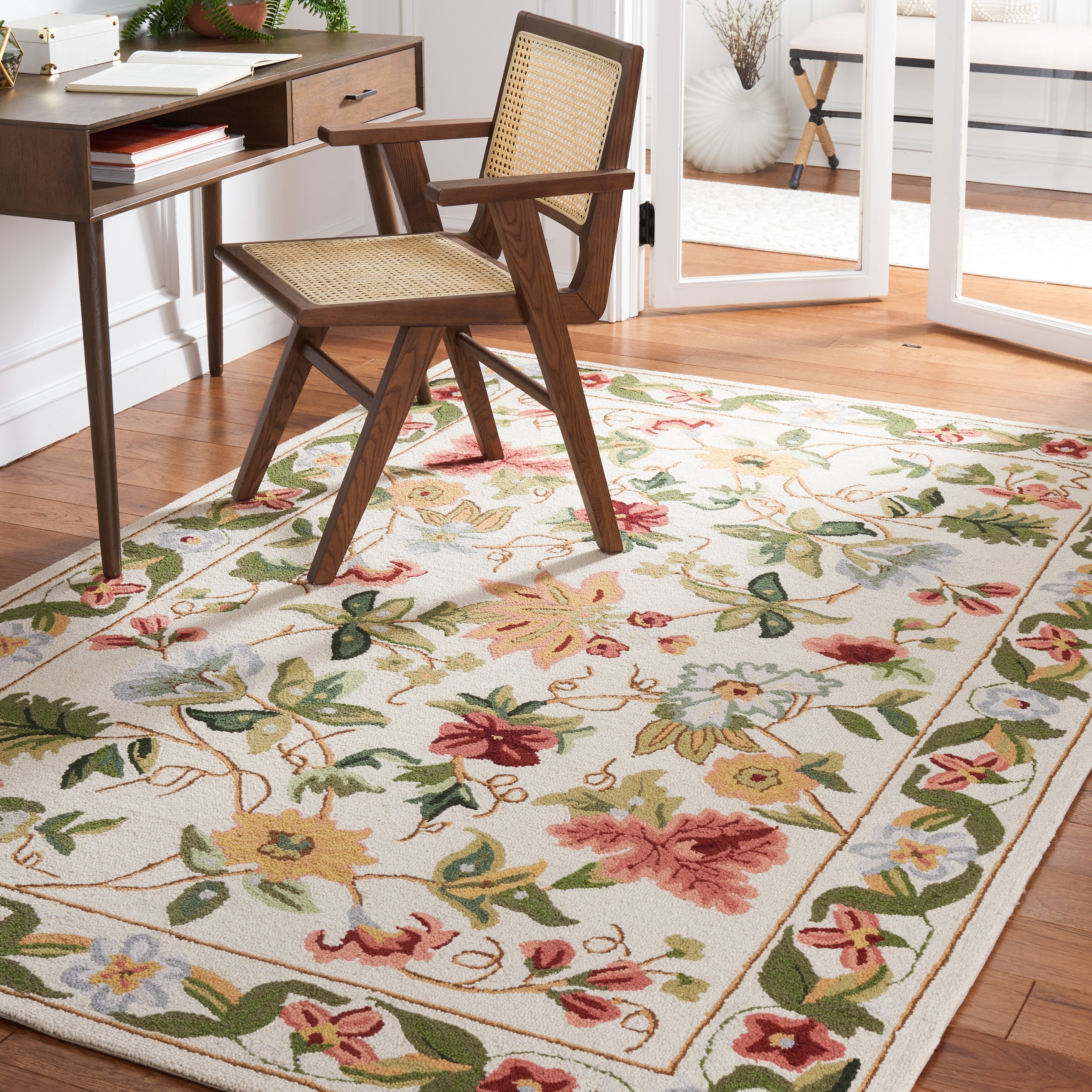 Tapis en laine floral Chelsea Yauhenia fait main SAFAVIEH de style campagnard français