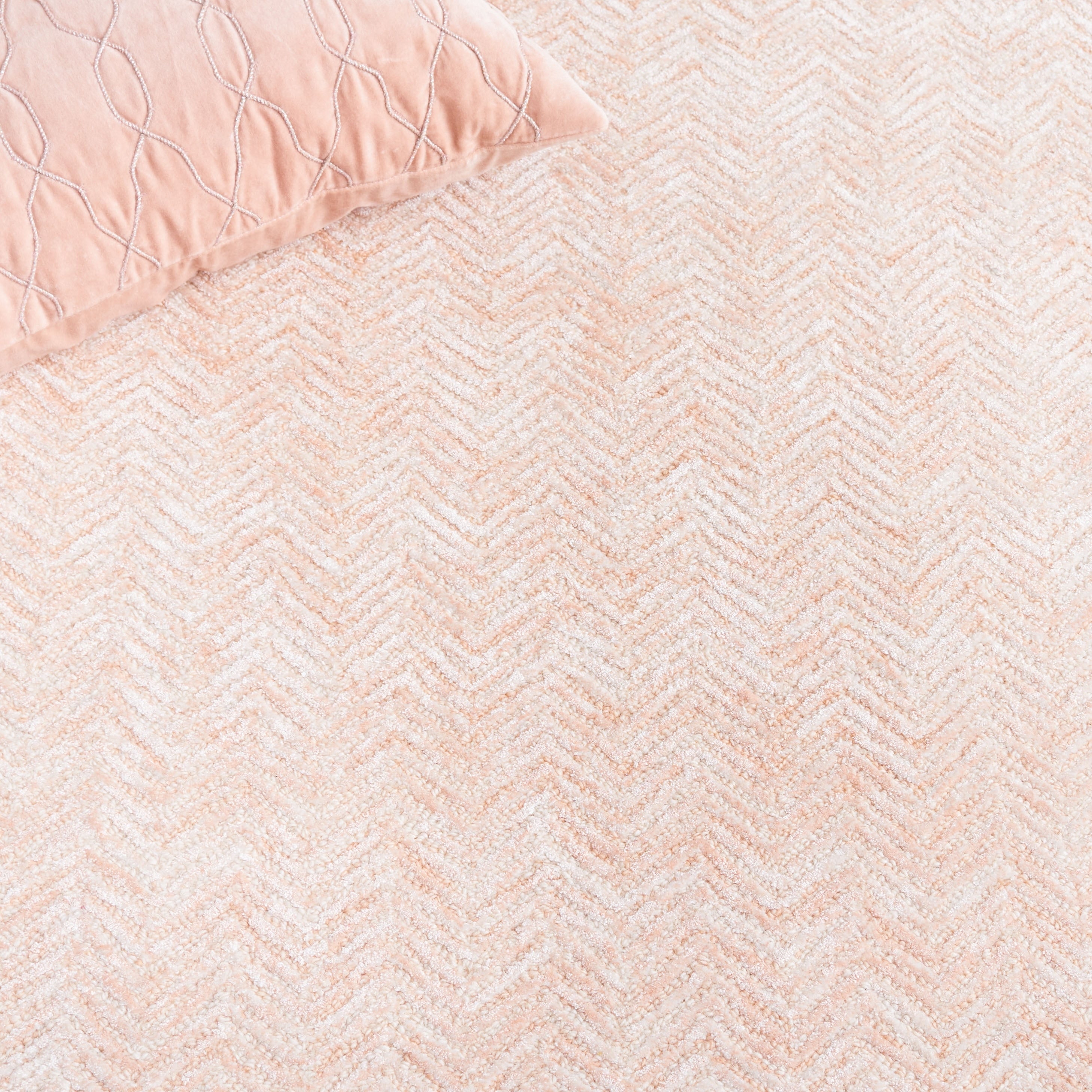 Tapis en viscose à chevrons Glamour Ostilia fait main SAFAVIEH