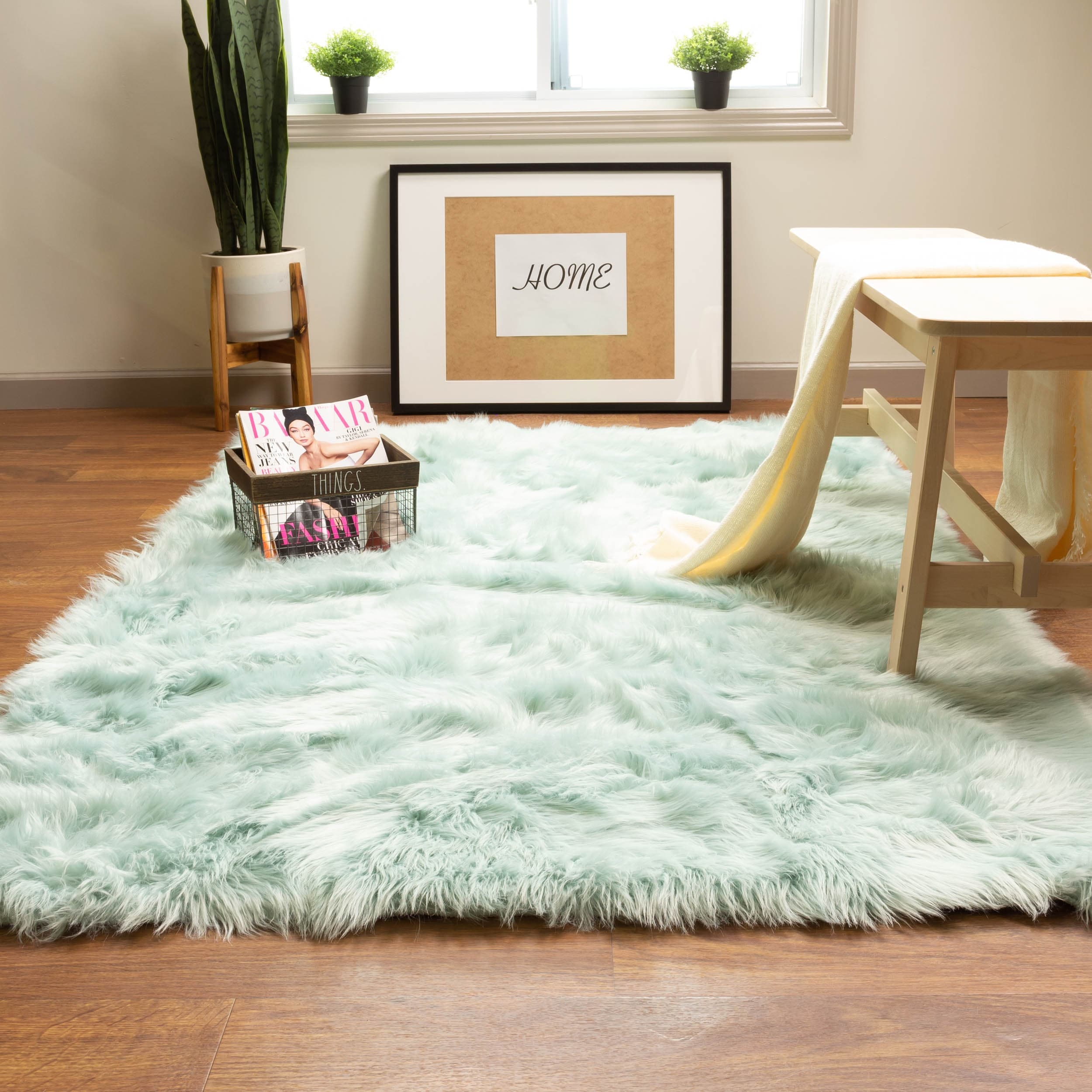 Tapis en fausse fourrure de mouton Silver Orchid Parrott