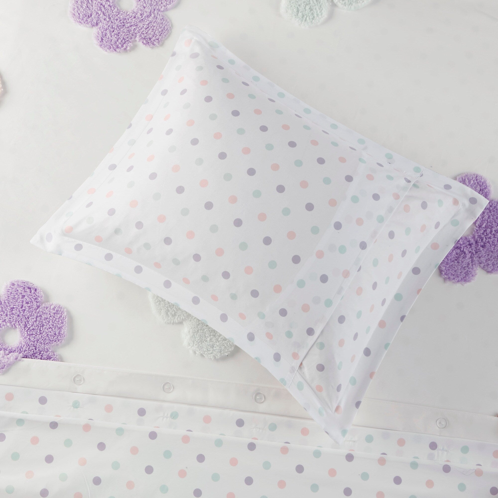 Parure de lit réversible en chenille touffetée à motif floral Madeline pour enfants au design intelligent