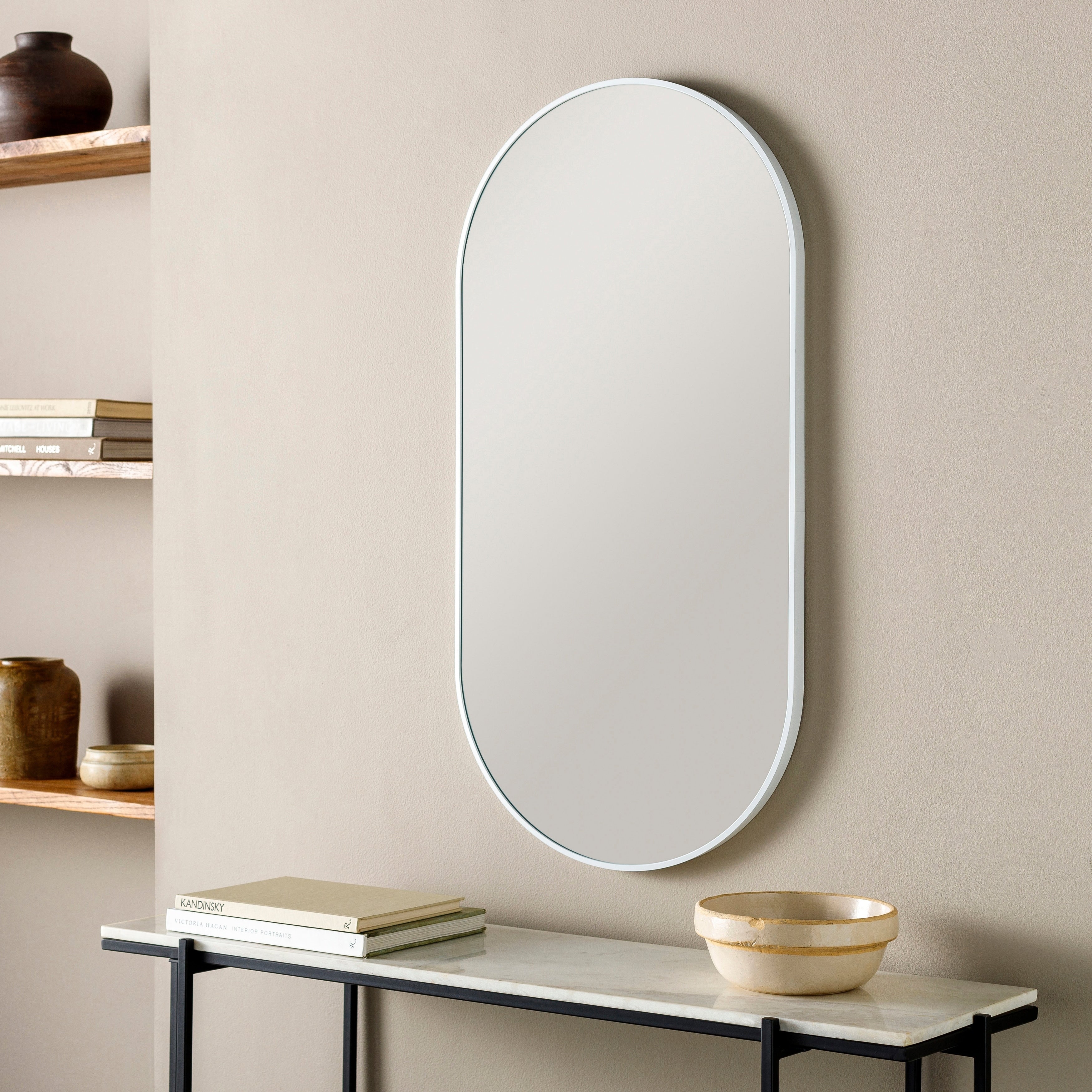 Miroir d'appoint ovale moderne en aluminium Livabliss Aranya en forme de pilule