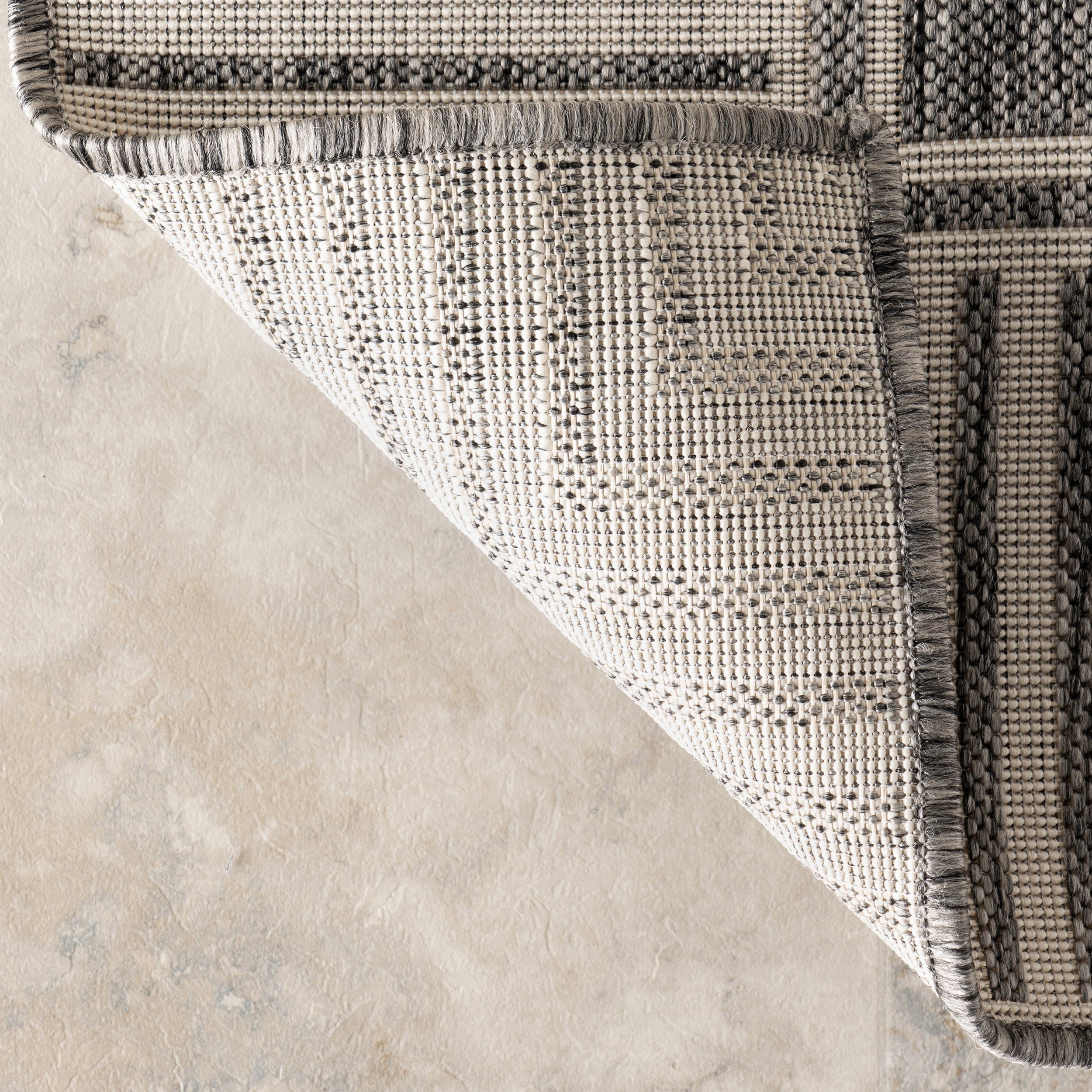 Tapis d'intérieur/extérieur classique à bordures Nuloom Leah