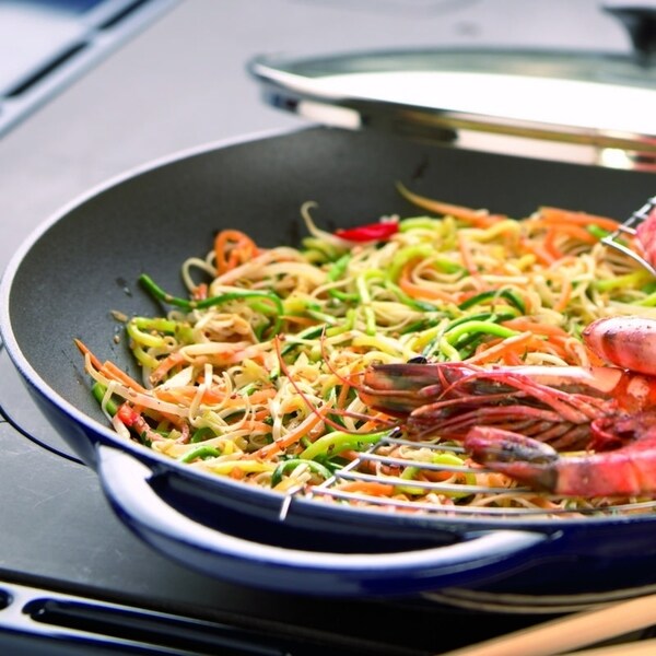 Wok Chasseur en fonte émaillée rouge française de 16 pouces avec couvercle en verre