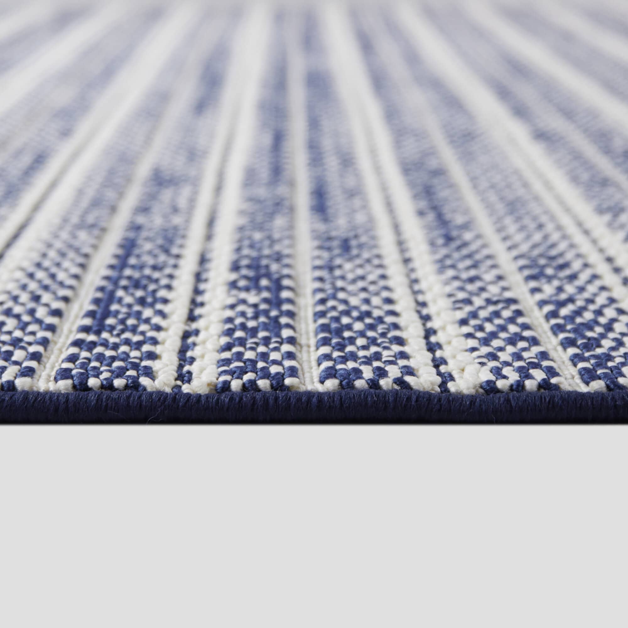 Tapis d'intérieur/extérieur à rayures transitionnelles Connell