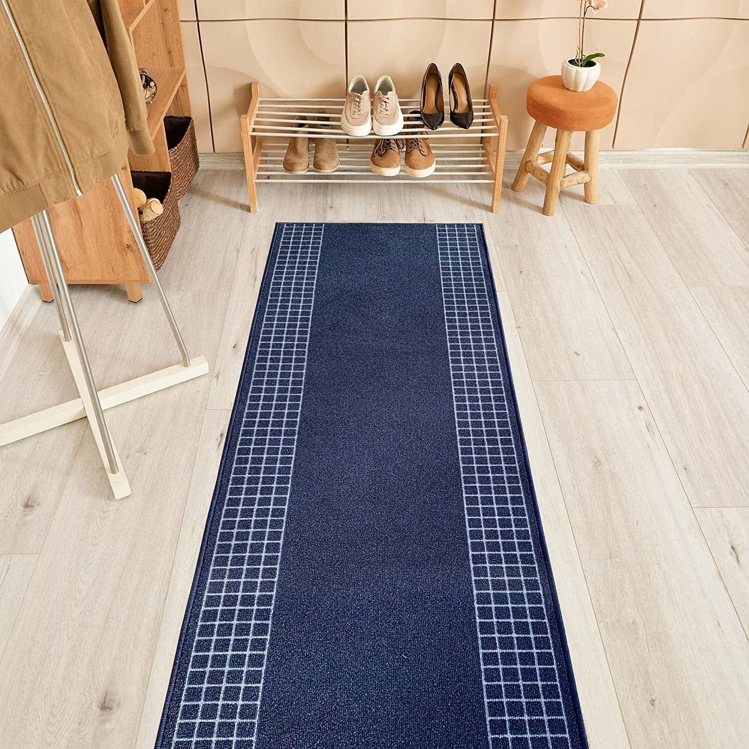 Tapis de couloir contemporain antidérapant à bordure à carreaux de 26 pouces de large