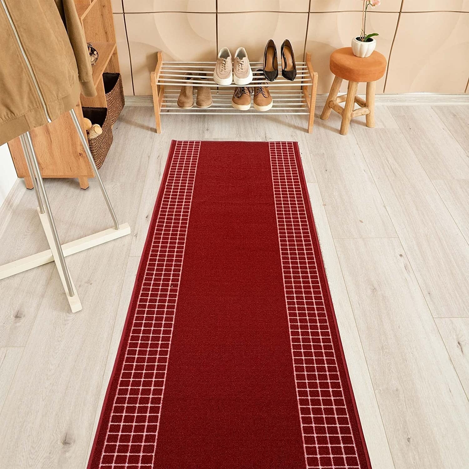 Tapis de couloir contemporain antidérapant à bordure à carreaux de 26 pouces de large