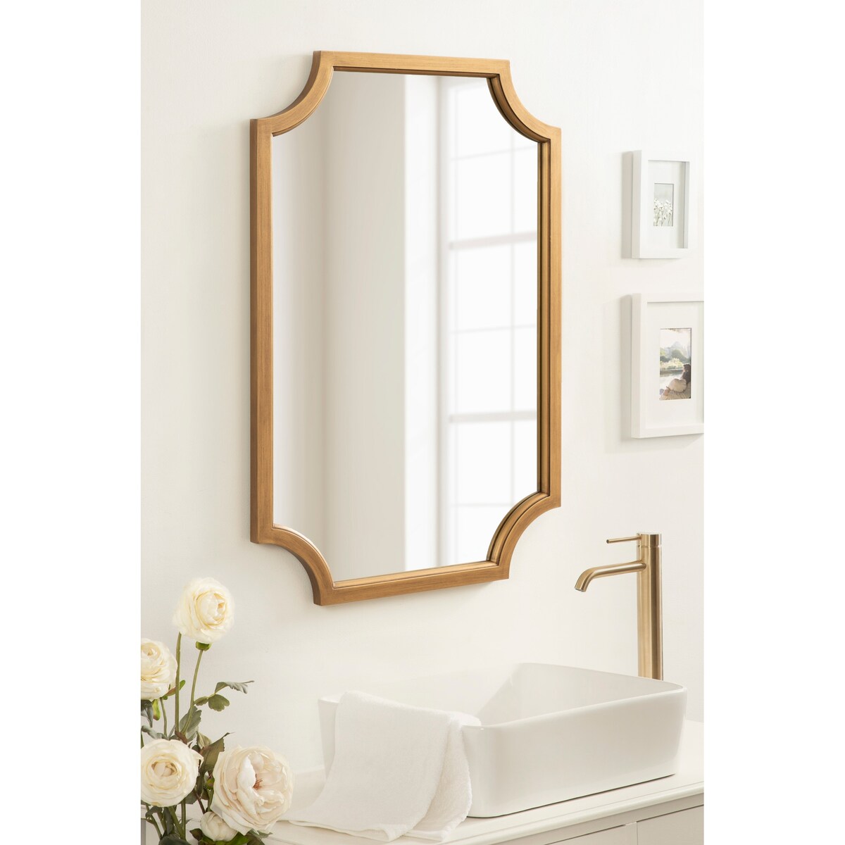Miroir encadré en bois festonné Kate et Laurel Hogan