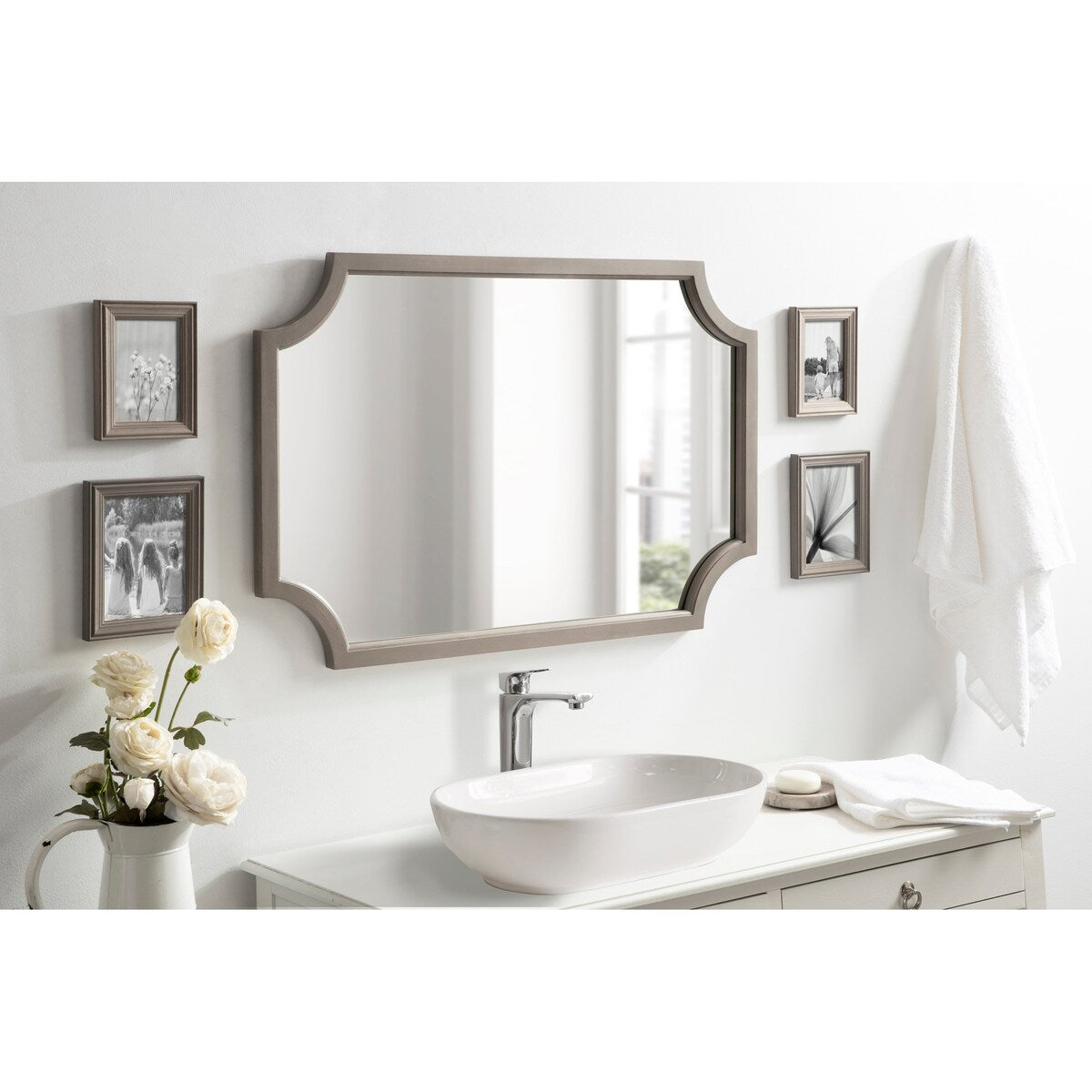 Miroir encadré en bois festonné Kate et Laurel Hogan