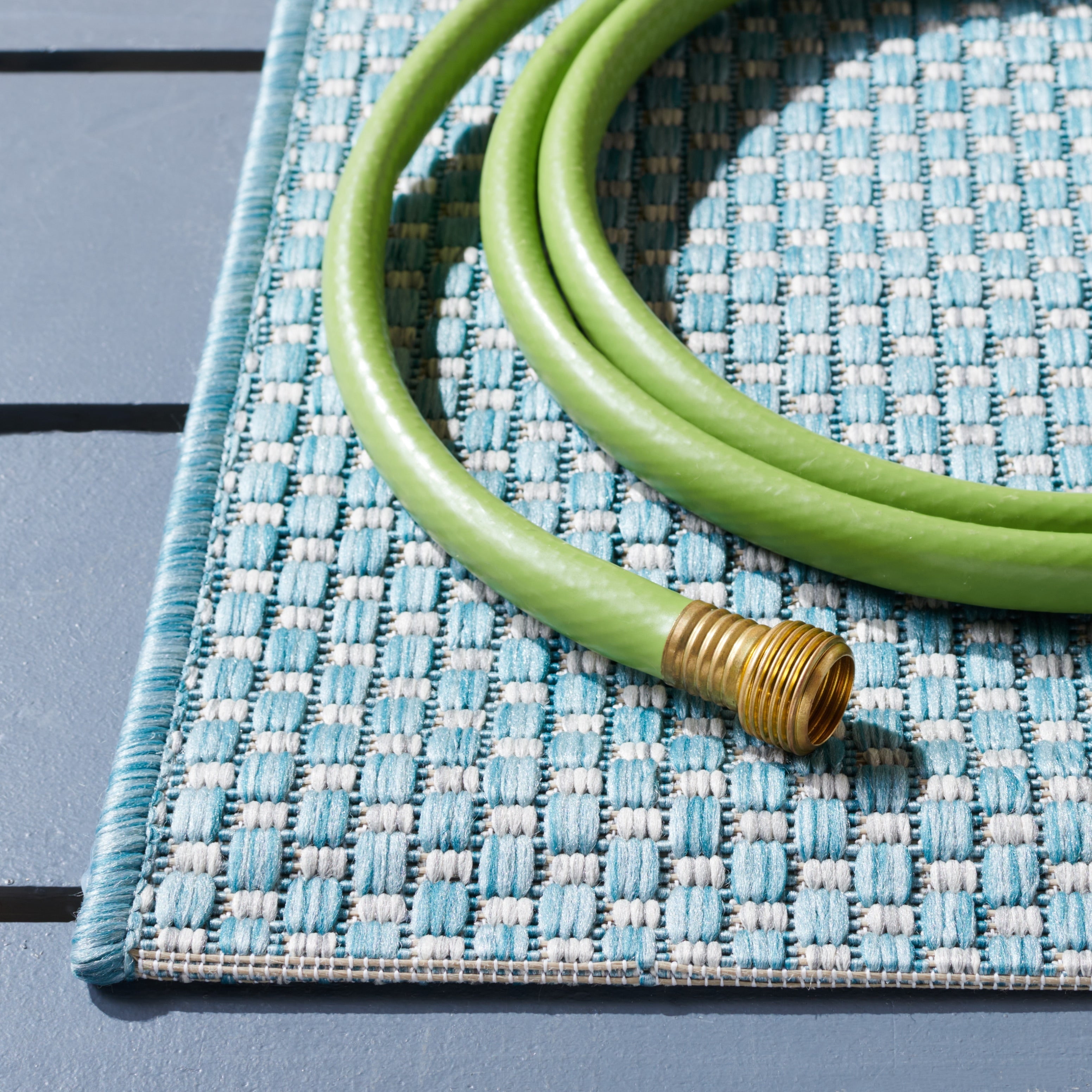 Tapis de jardin imperméable pour intérieur/extérieur SAFAVIEH Courtyard Begajeta.