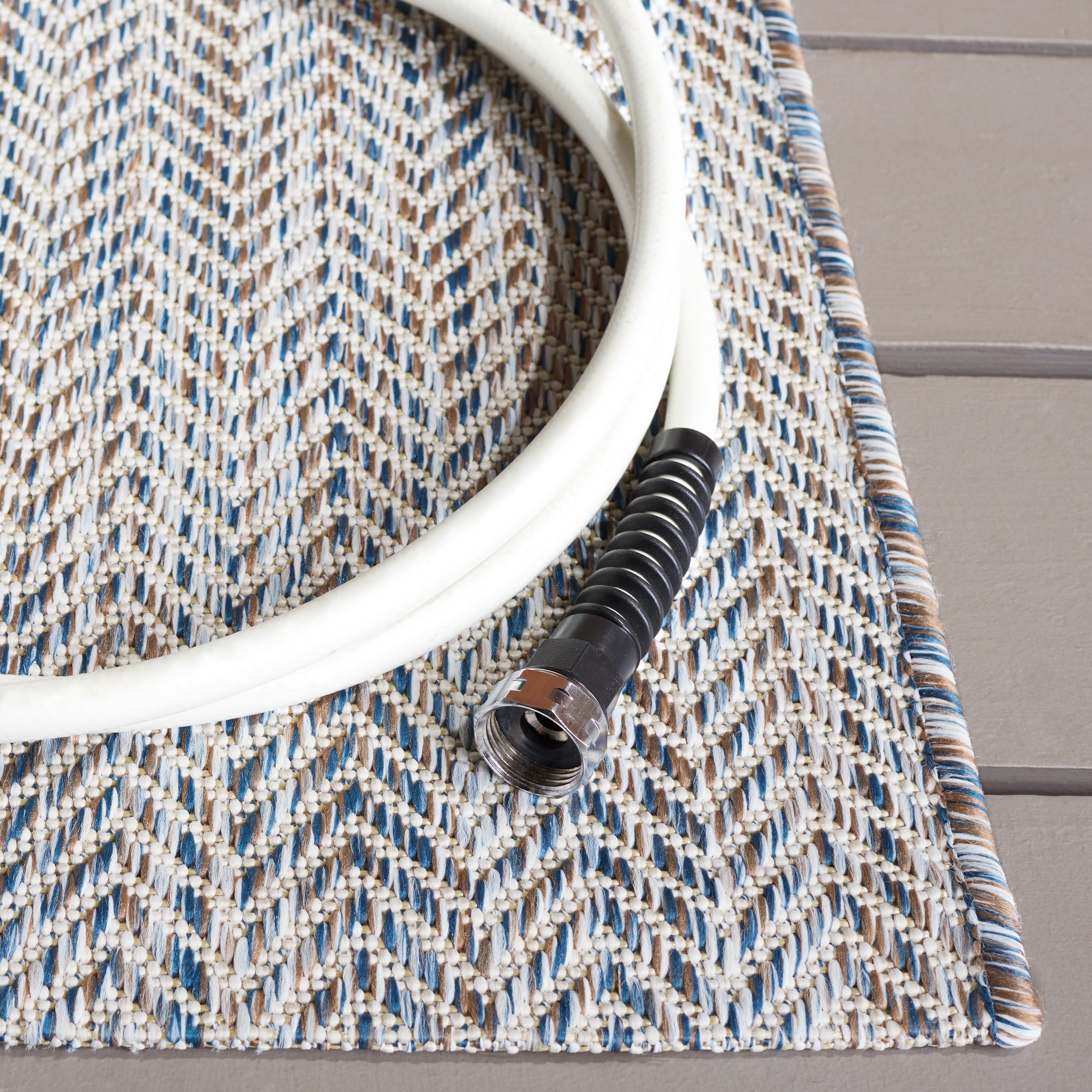 Tapis de jardin imperméable pour intérieur/extérieur SAFAVIEH Courtyard Ilmur