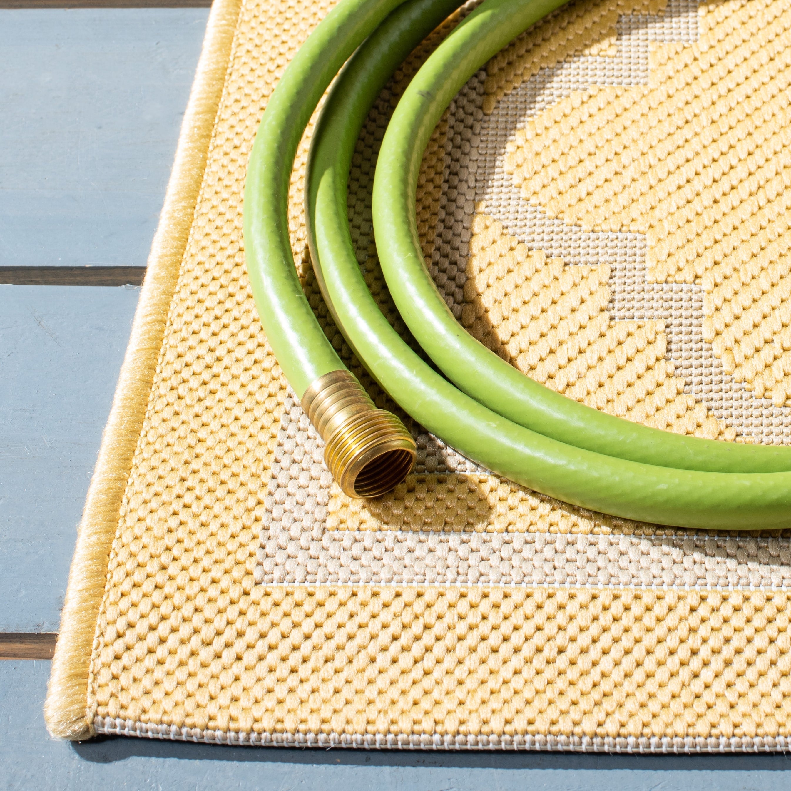 Tapis de jardin imperméable d'intérieur/extérieur SAFAVIEH Courtyard Kristelle