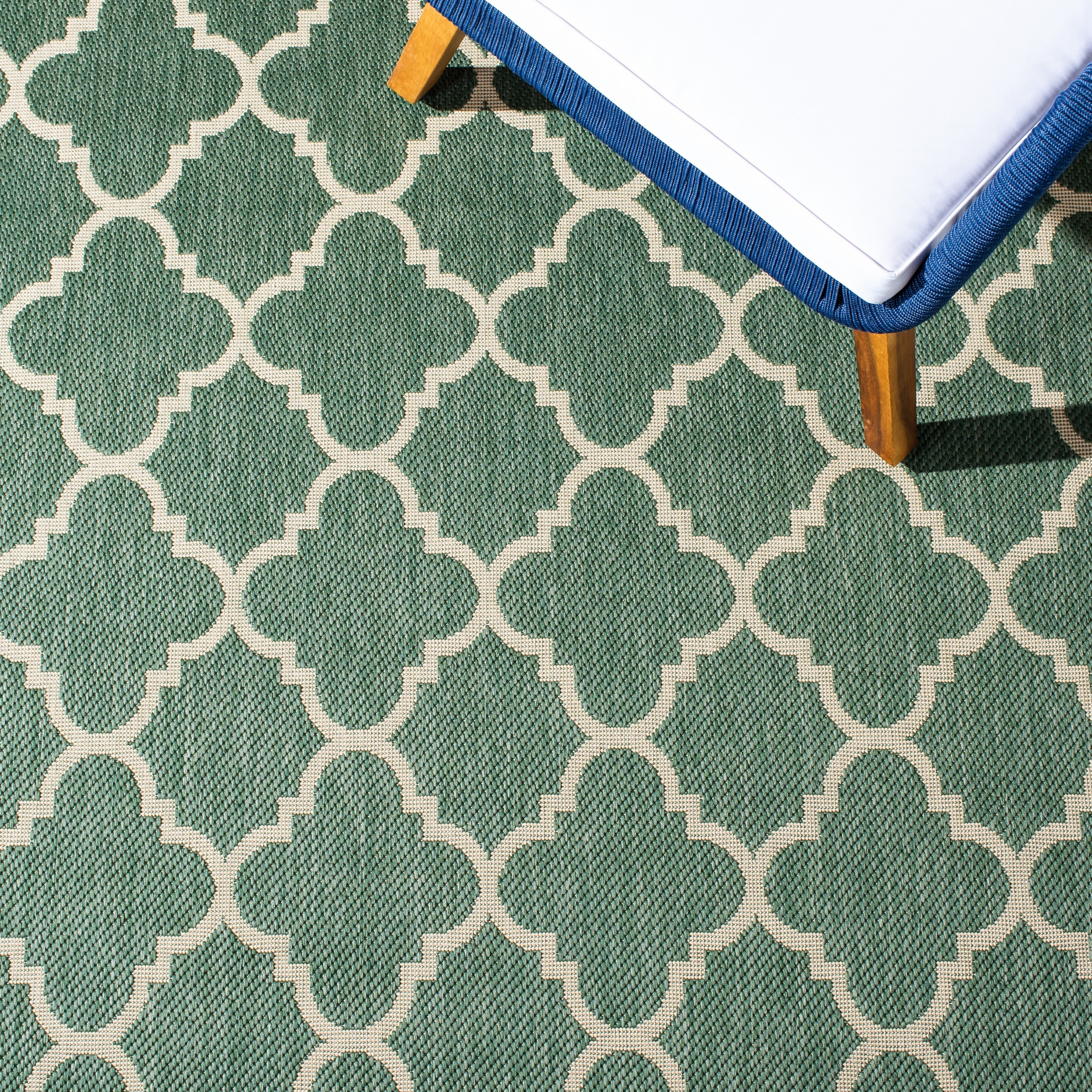 Tapis de jardin imperméable d'intérieur/extérieur SAFAVIEH Courtyard Kristelle