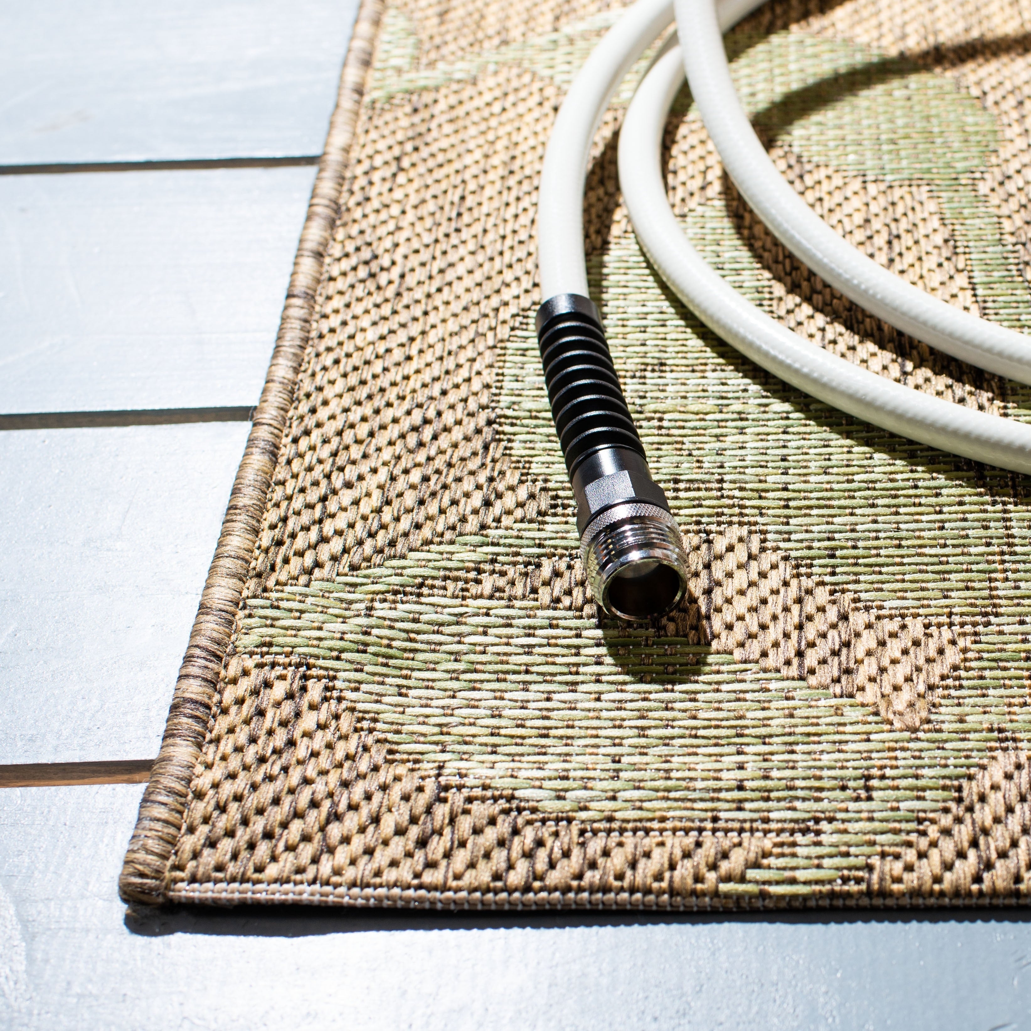 Tapis de jardin imperméable d'intérieur/extérieur SAFAVIEH Courtyard Luann Botanical