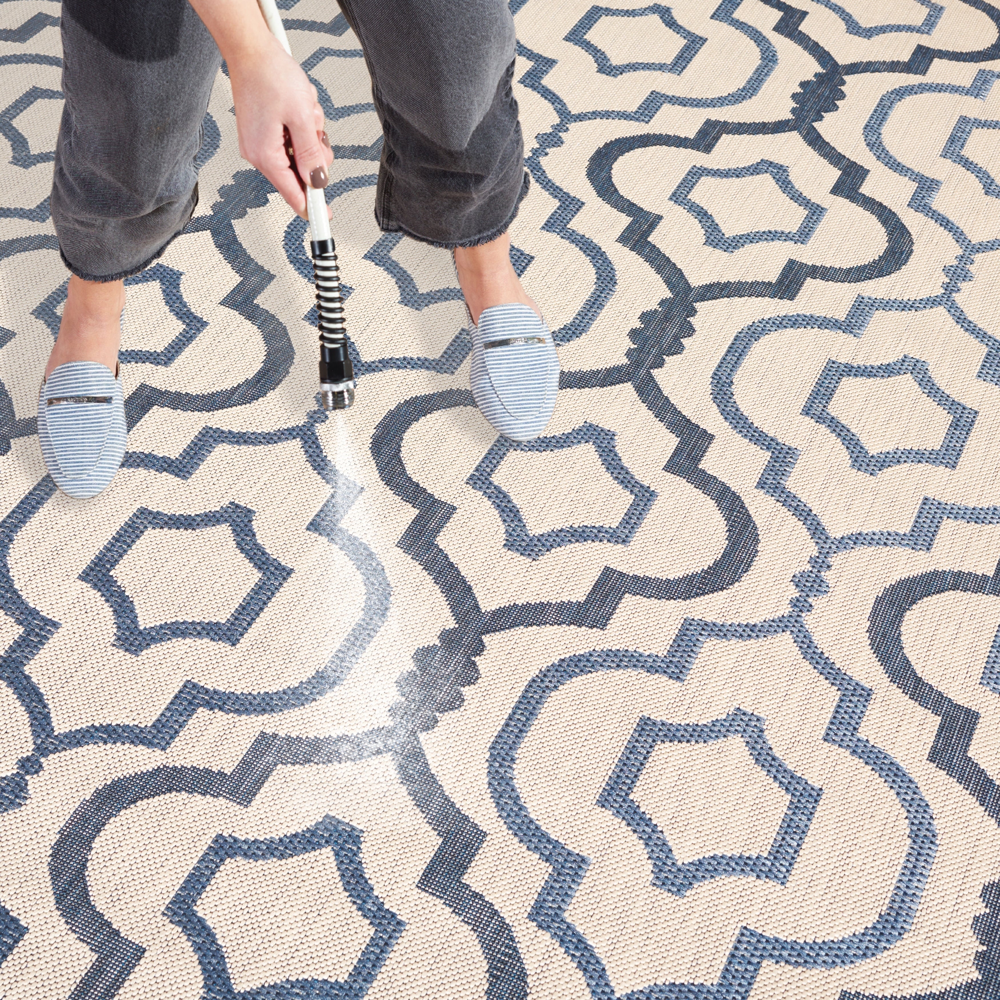 Tapis de jardin imperméable pour intérieur/extérieur SAFAVIEH Courtyard Oyvor