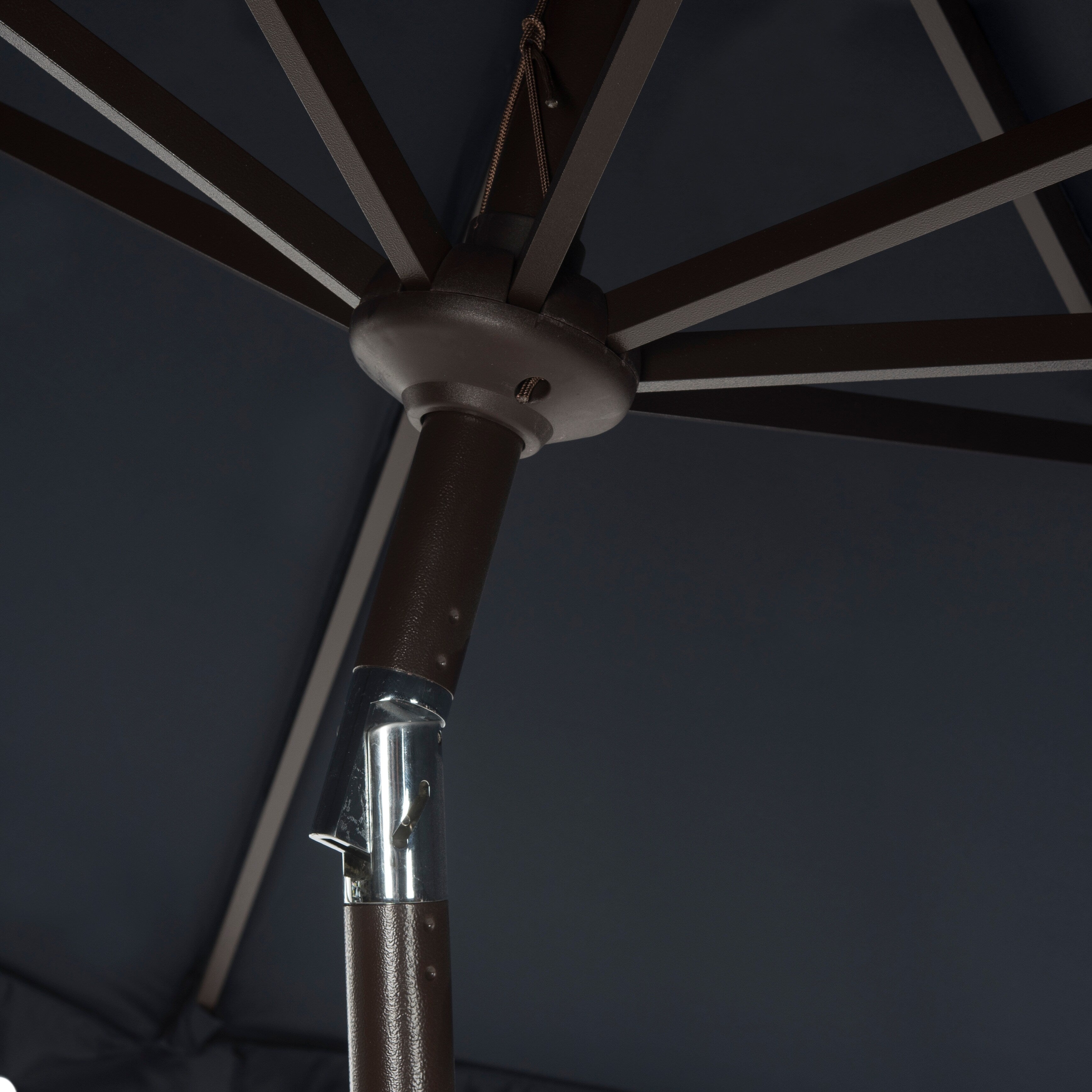 Parasol élégant SAFAVIEH Gebbine de 9 pieds