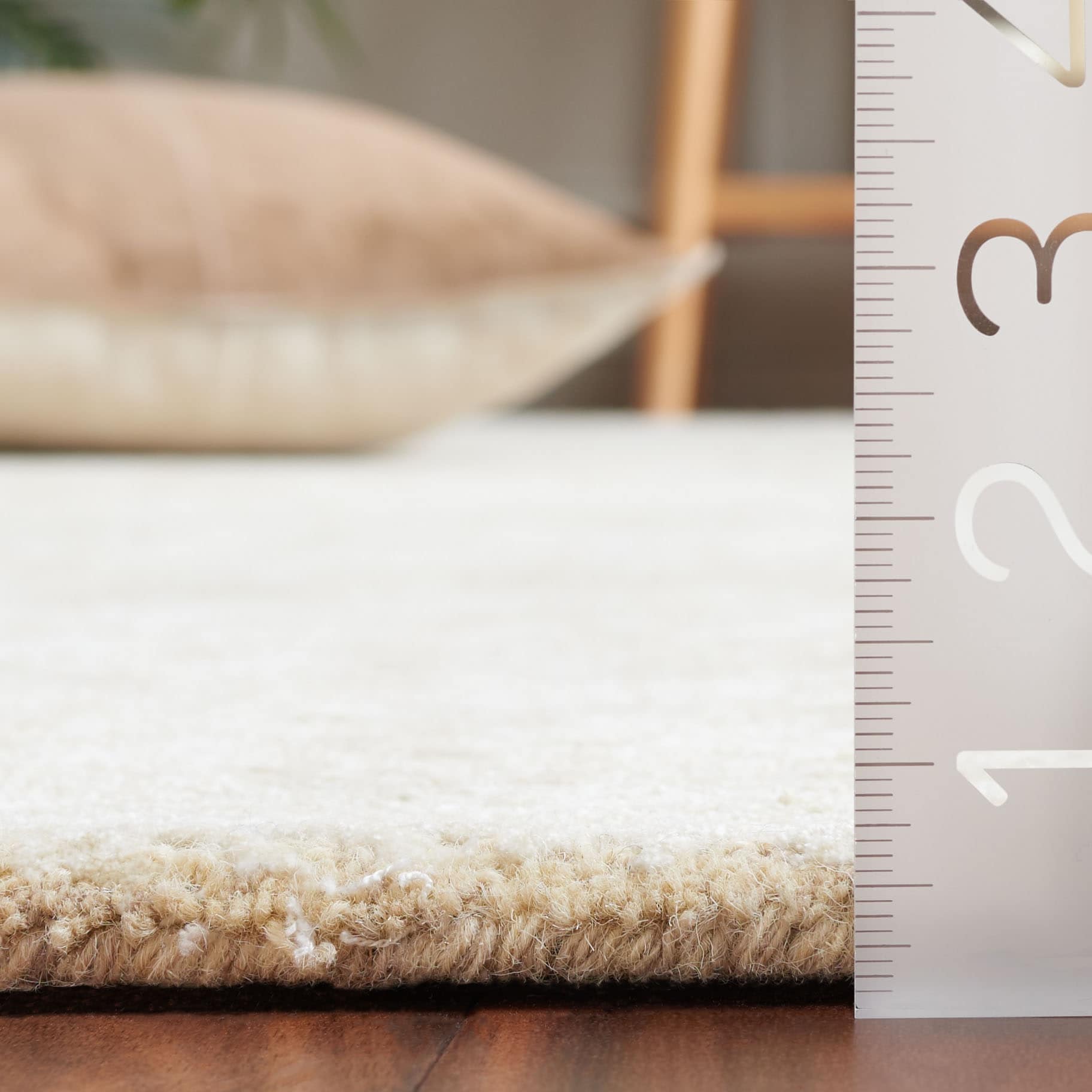 Tapis en viscose à chevrons Glamour Ostilia fait main SAFAVIEH