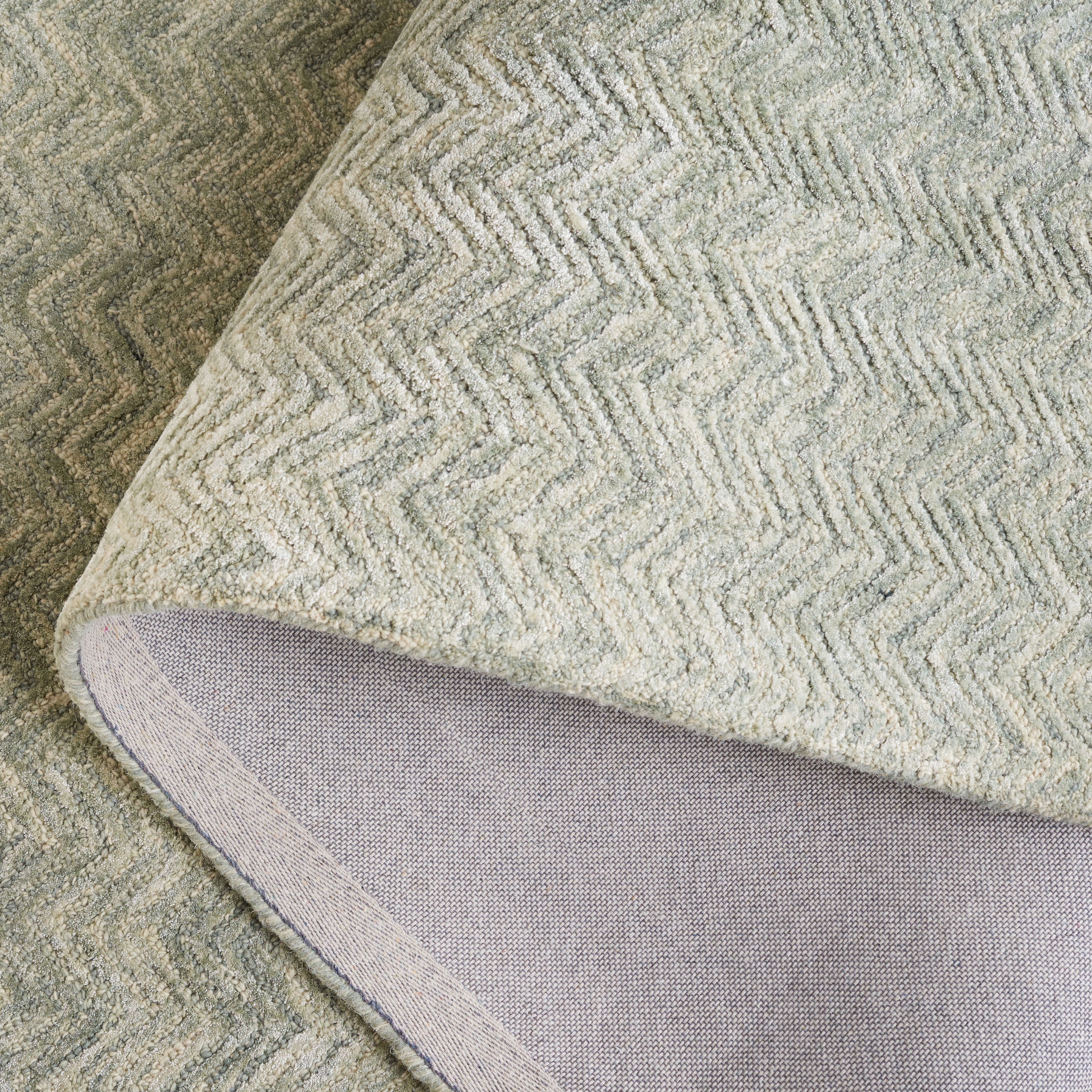 Tapis en viscose à chevrons Glamour Ostilia fait main SAFAVIEH