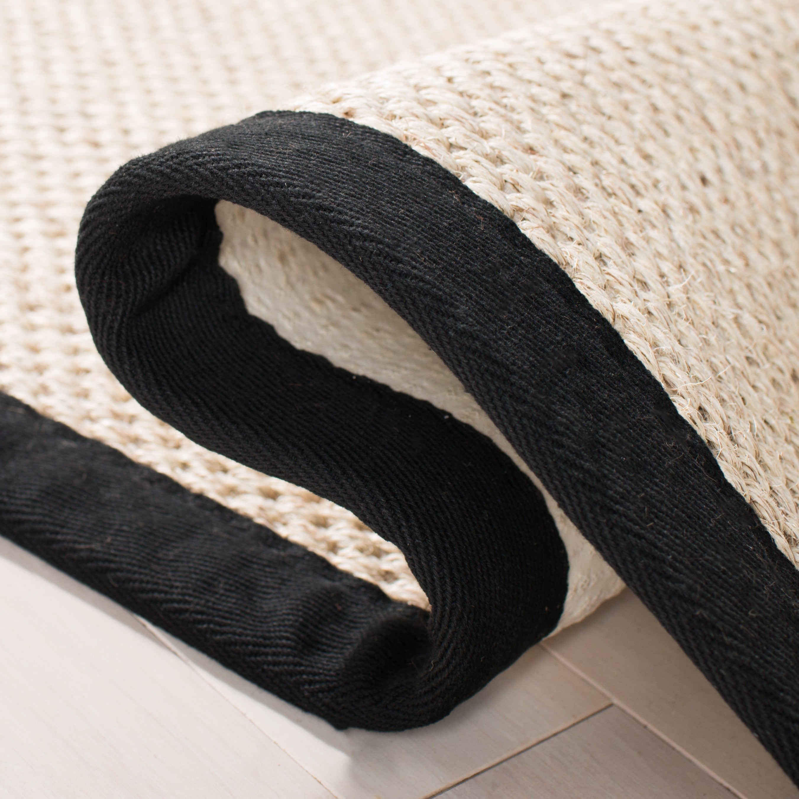 Tapis en sisal à bordure décontractée Lorine en fibre naturelle SAFAVIEH