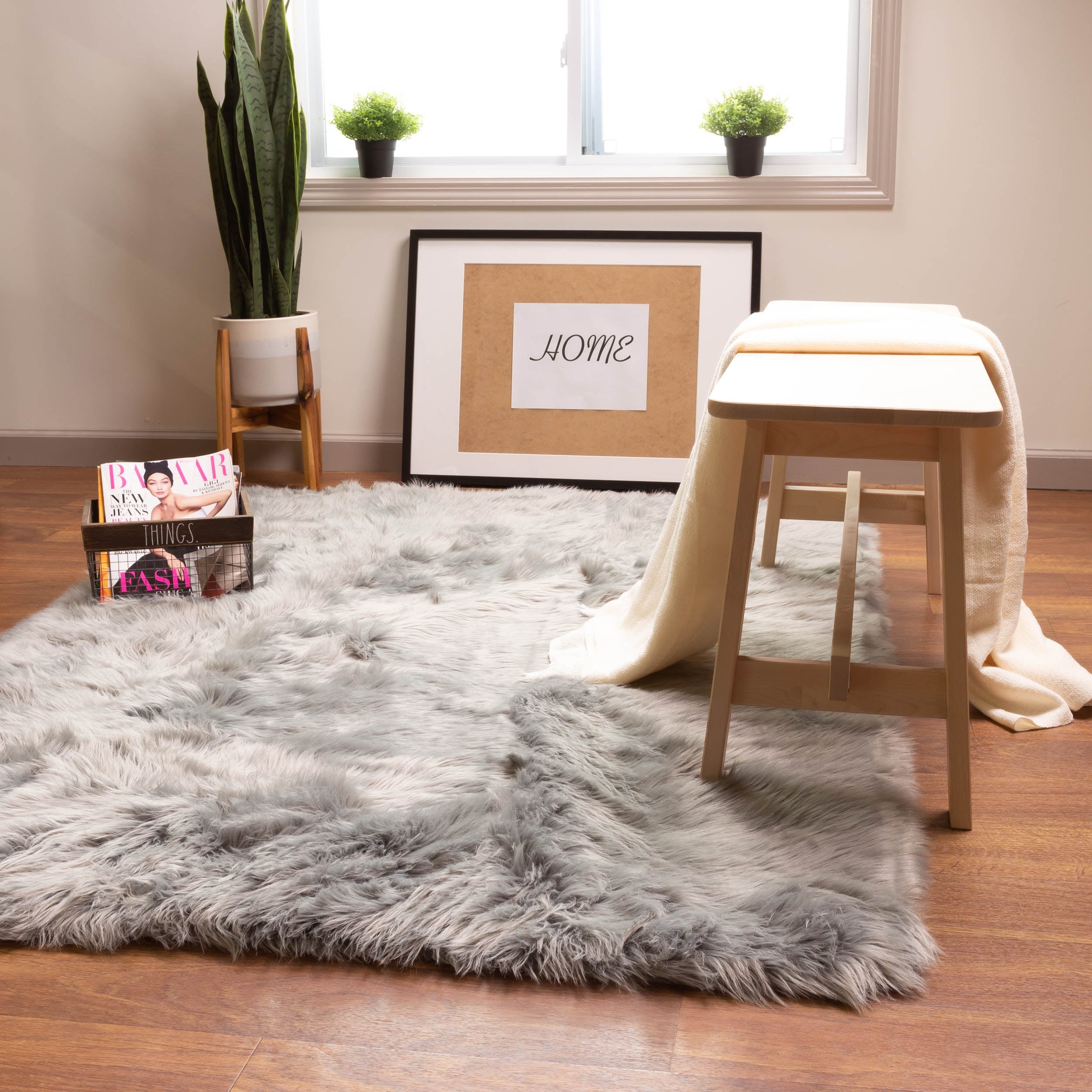 Tapis en fausse fourrure de mouton Silver Orchid Parrott