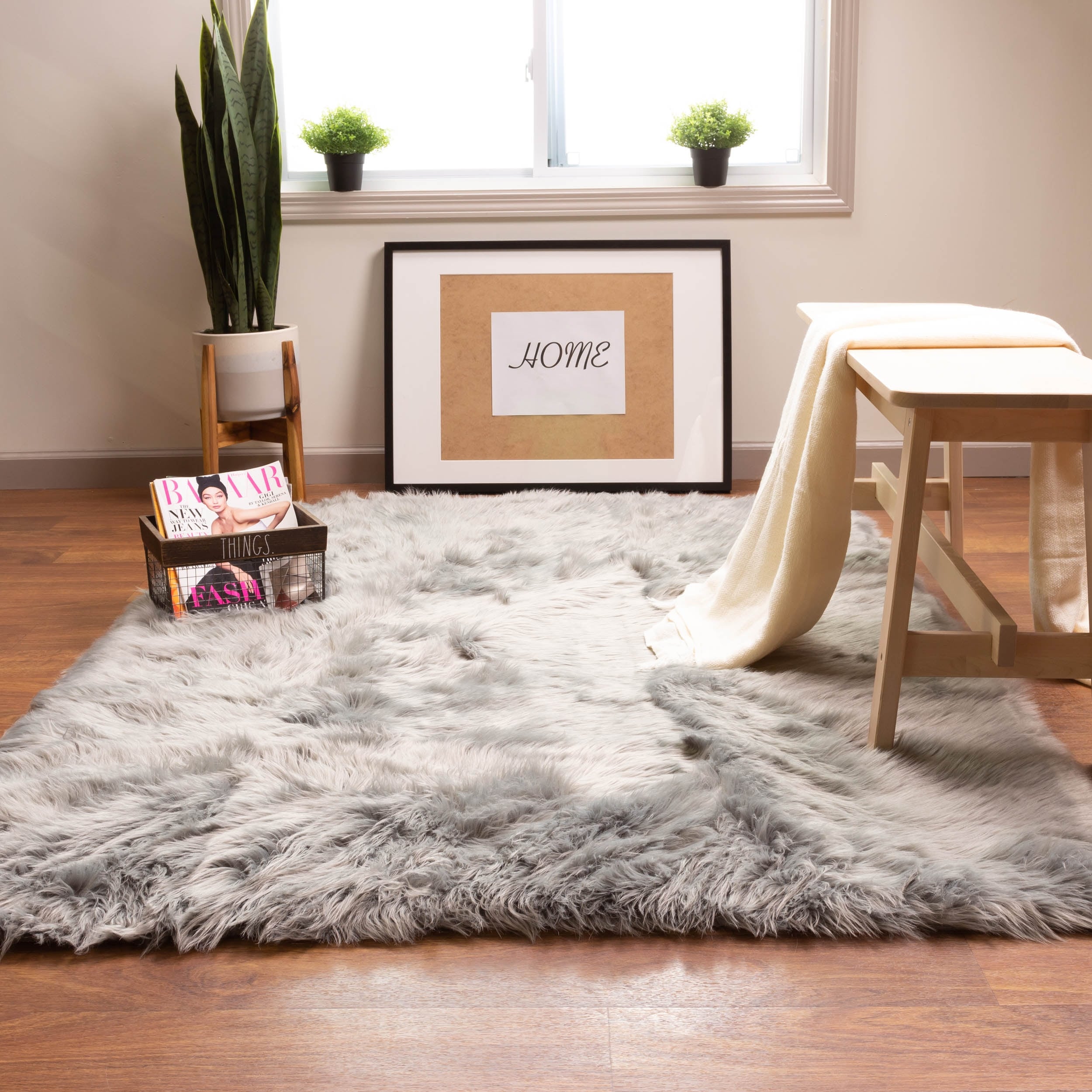 Tapis en fausse fourrure de mouton Silver Orchid Parrott
